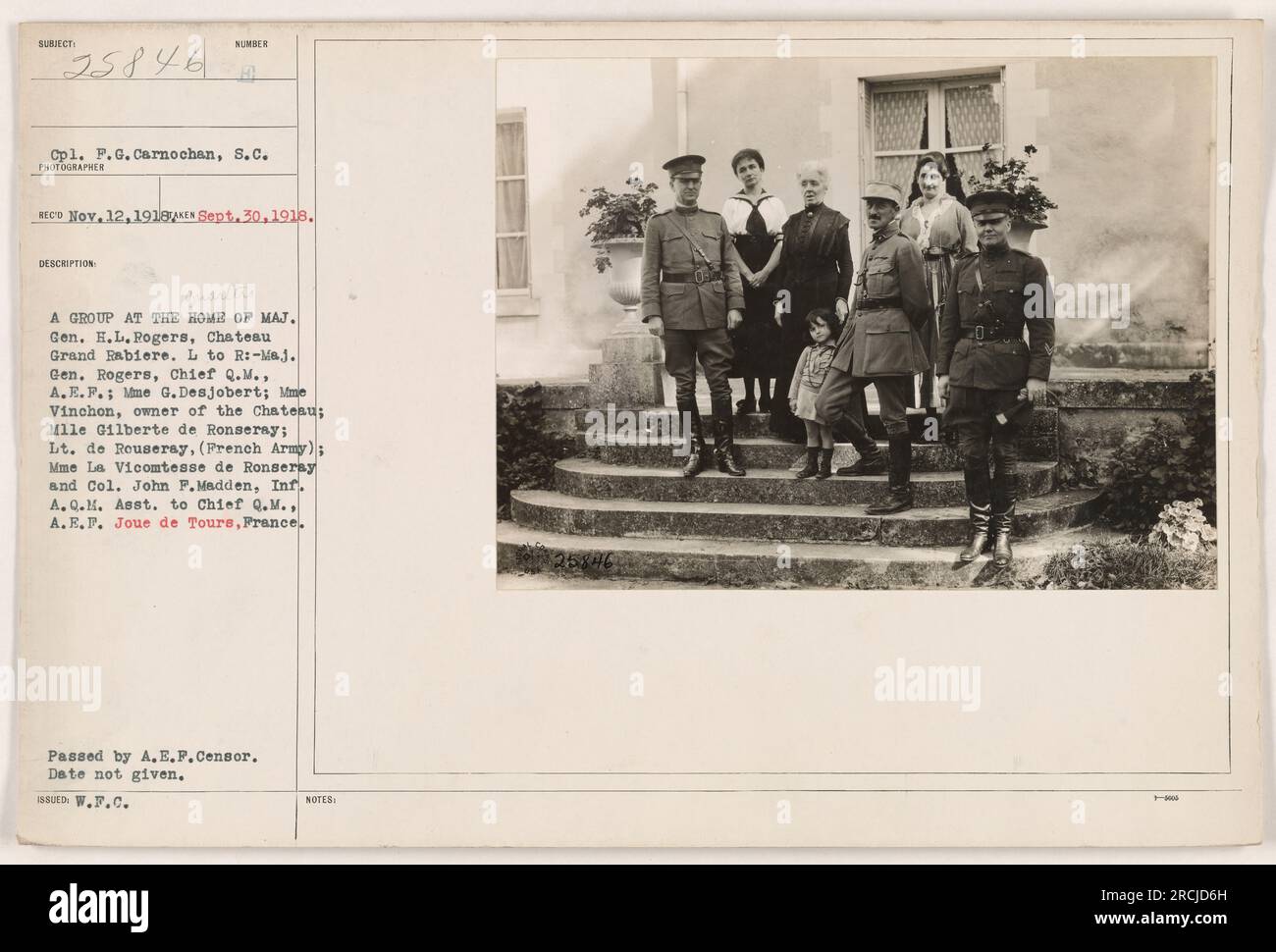 Bildunterschrift: Eine Gruppensitzung im Haus von Major General H.L. Rogers, Chateau Grand Rabiere. Von links nach rechts: Major General Rogers, Chief Q.M., A.E.F.; Madame G. Desjobert; ME Vinchon, Eigentümer des Chateau; Mademoiselle Gilberte de Ronseray; Leutnant de Rouseray, französische Armee; Madame La Vicomtesse de Ronseray; und Colonel John P. Madden, Inf. A.Q.M. Asst. An Chief Q.M., A.E.F. Joue de Tours, Frankreich. Datum nicht angegeben. Stockfoto