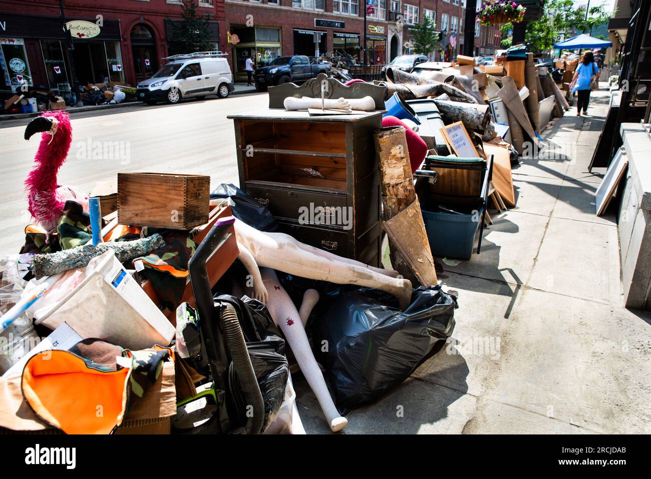 14. Juli 2023 Montpelier USA. Die State Street ist mit Möbeln, Steinwänden und unzähligen Trümmern gesäumt, während die Bewohner Schlamm und Schimmel bekämpfen, indem sie beschädigtes Eigentum nach einer schweren Überschwemmung in Montpelier, VT USA, wegwerfen. Kredit: John Lazenby/Alamy News Stockfoto