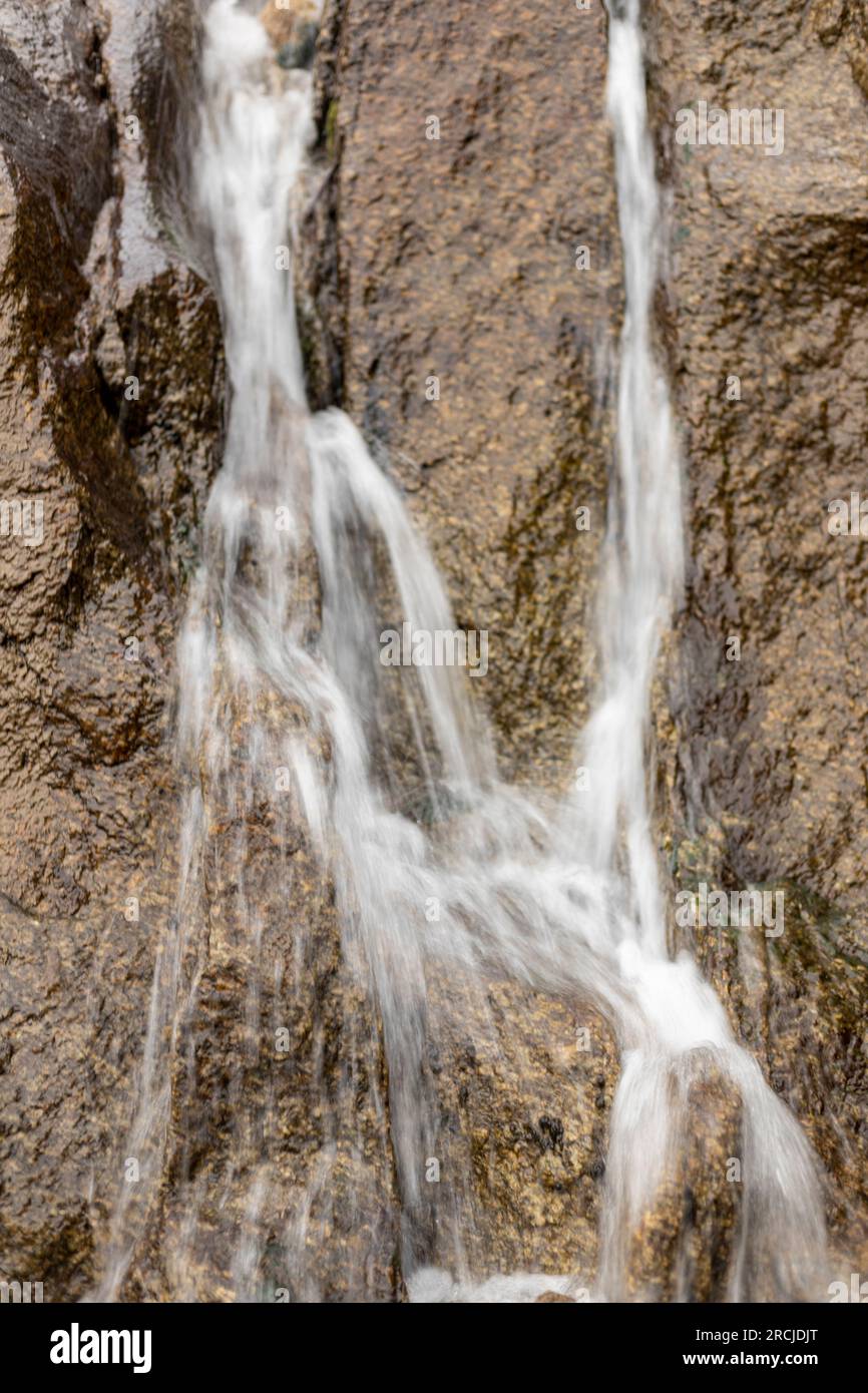 Frei fallendes Wasser stürzt einen Bergwasserfall hinunter Stockfoto