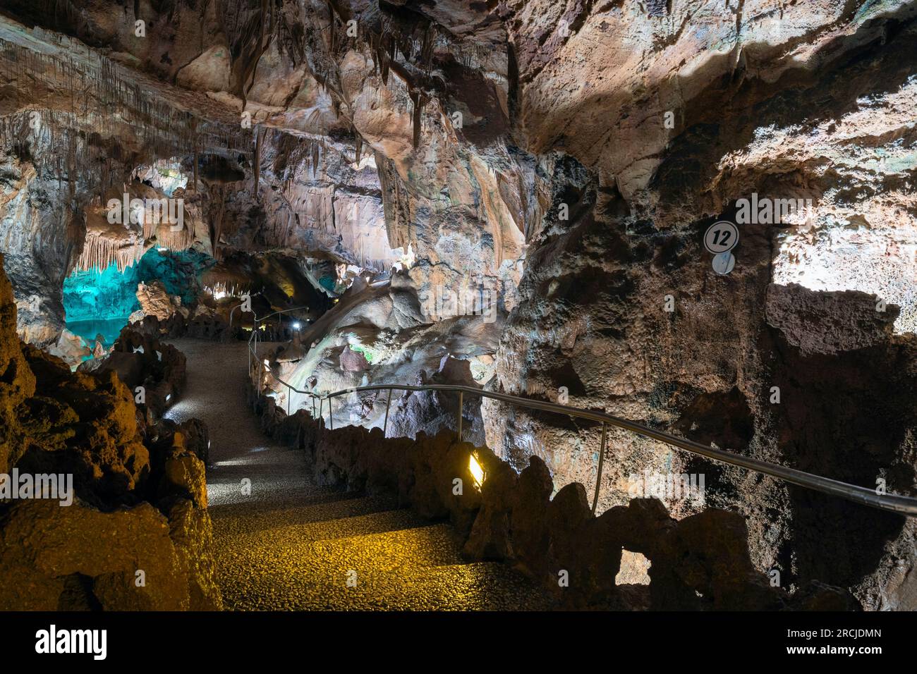 Portugal, Region Centro, der Grutas de Mira de Aire (Höhlenkomplex), der die für die Öffentlichkeit zugängliche Höhle zeigt Stockfoto