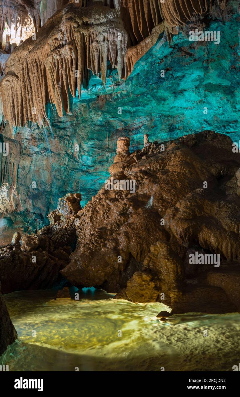 Portugal, Region Centro, Felsformationen und unterirdischer Wasserlauf im Grutas de Mira de Aire (Höhlenkomplex) Stockfoto