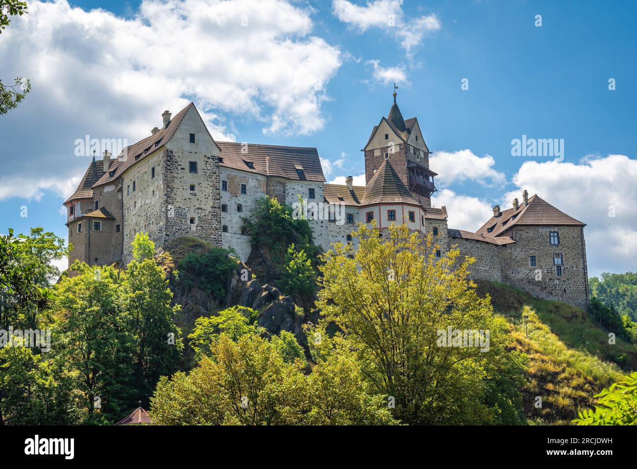 Blick auf das gotische Schloss Loket in der Tschechischen Republik am sonnigen Sommertag Stockfoto