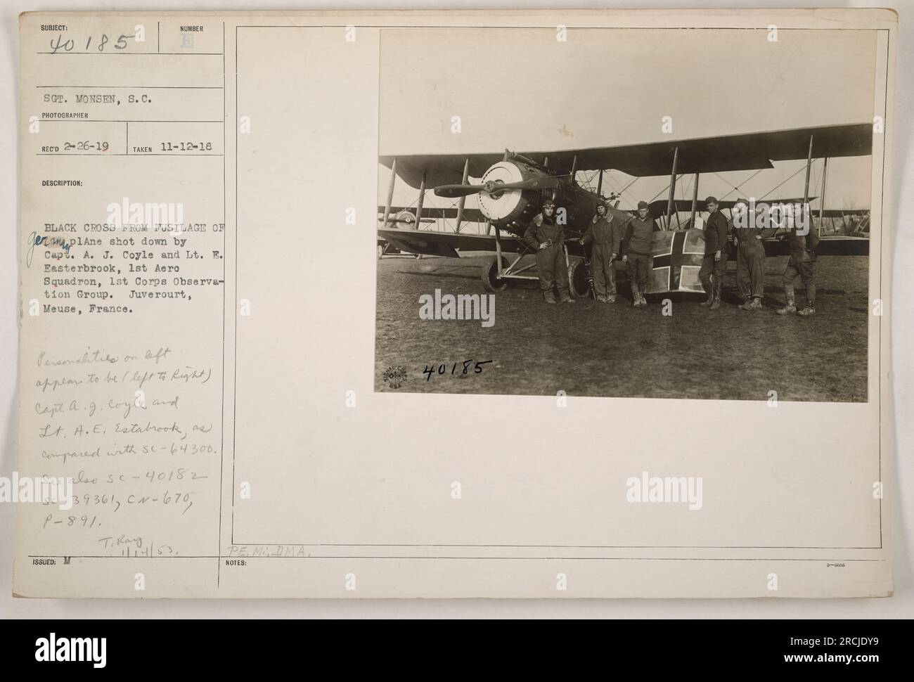 Kapitän A.J. Coyle und Leutnant E. Easterbrook von der 1. Aero-Staffel, 1. Corps Observation Group posieren mit dem Wrack eines deutschen Flugzeugs, das sie abgeschossen haben. Das Foto wurde von Sergeant Monsen am 12. November 1918 in Juve rourt, Mause, Frankreich, aufgenommen. Auf dem Bild sind auch persönliche Gegenstände der Flugzeuge zu sehen. Stockfoto