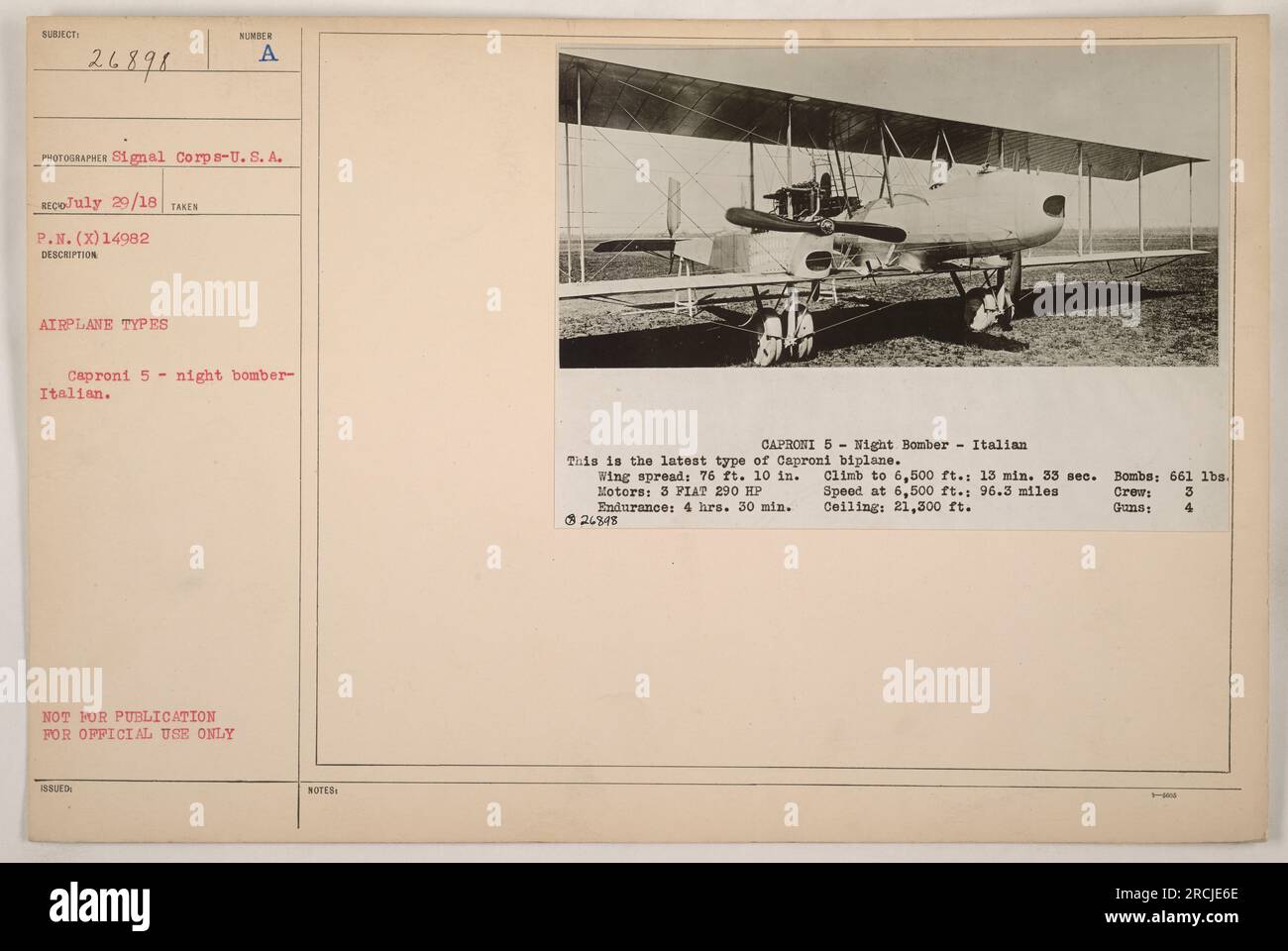 Dieses Foto zeigt einen Caproni-5-Nacht-Bomber, ein italienisches Doppelflugzeug, das im Ersten Weltkrieg verwendet wurde Der Caproni 5 hatte eine Tragweite von 76 Fuß und 10 Zoll und war mit drei PIAT-Motoren ausgestattet, die eine Leistung von 290 PS. Er hatte eine Ausdauer von 4 Stunden und 30 Minuten, eine Aufstiegsrate von 13 Minuten und 33 Sekunden auf 6.500 Fuß, eine Geschwindigkeit von 96,3 Meilen auf 6.500 Fuß, eine Decke von 21.300 Fuß und eine Nutzlast von 661 lbs. Die Besatzung bestand aus drei Mitgliedern und das Flugzeug war mit vier Waffen bewaffnet. Stockfoto