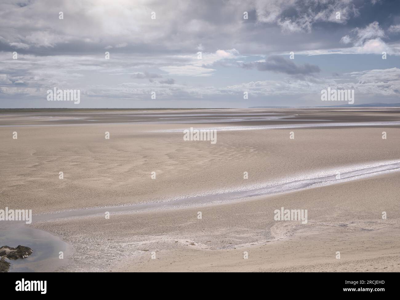 Der riesige Sandstrand an der Red Wharf Bay, Anglesey. Stockfoto