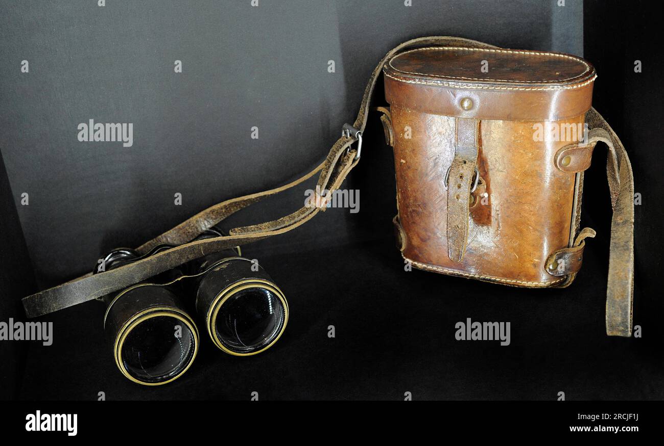 Erster Weltkrieg (1914-1918). Fernglas mit Koffer, der einem russischen Offizier gehörte. Wird von Scout-Einheiten verwendet. Lettisches Kriegsmuseum. Riga. Lettland. Stockfoto