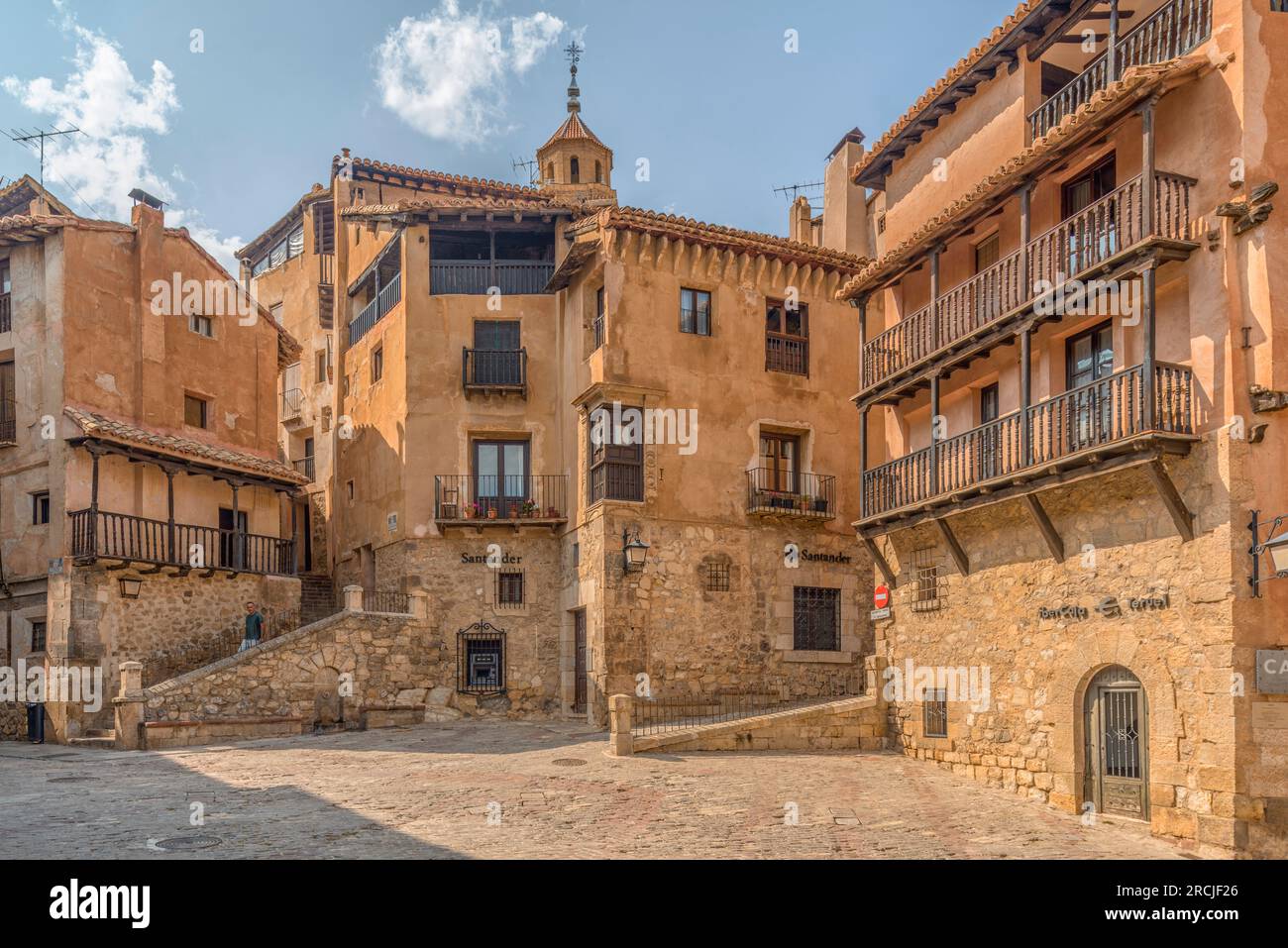 Der Hauptplatz im historischen Zentrum von Albarracín, der zu einer historisch-künstlerischen Stätte und einer der schönsten Städte Spaniens, Teruel, Europa, erklärt wurde Stockfoto