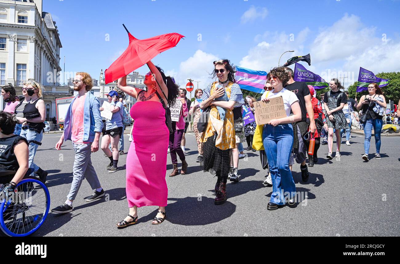 Brighton UK 15. Juli 2023 - Tausende nehmen an der Brighton Trans Pride Parade durch die Straßen und entlang der Küste Teil, die ihren 10. Jahrestag in der Stadt feiert: Credit Simon Dack / Alamy Live News Stockfoto