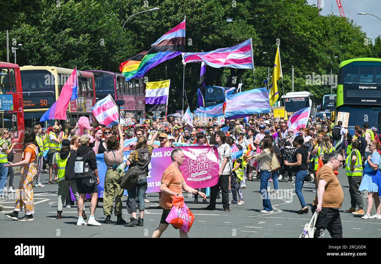 Brighton UK 15. Juli 2023 - Tausende nehmen an der Brighton Trans Pride Parade durch die Straßen und entlang der Küste Teil, die ihren 10. Jahrestag in der Stadt feiert: Credit Simon Dack / Alamy Live News Stockfoto