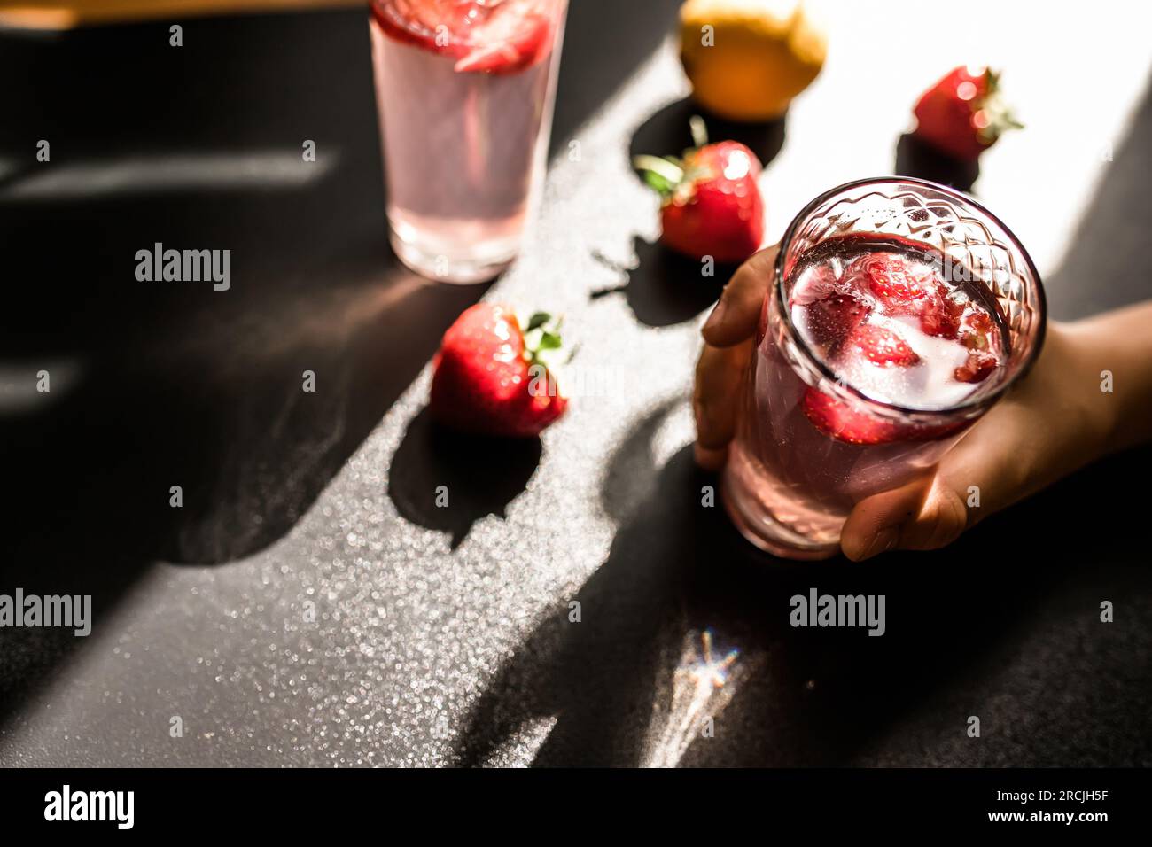 Kühle Erdbeer-Limonade. Ein revitalisierendes Getränk aus organischen Erdbeeren und pikanter Zitrone. Das Getränk wird mit einem Pfefferminzzweig garniert Stockfoto