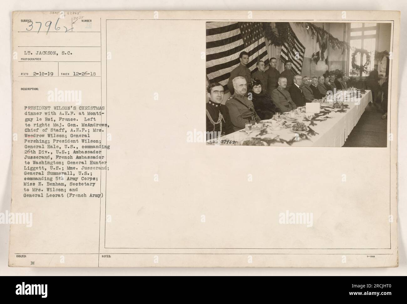 Präsident Woodrow Wilson feiert während des Ersten Weltkriegs ein Weihnachtsessen mit der American Expeditionary Force (A.E.F.) in Montigny le ROI, Frankreich. Ebenfalls anwesend sind Major General McAndrews, General Pershing, General Hale, Botschafter Jusserand, General Hunter Liggett, Madame, Bitte. Jusserand, General Summerall, Miss E. Benham und General Leorat. Foto aufgenommen am 26. Dezember 1918. Stockfoto