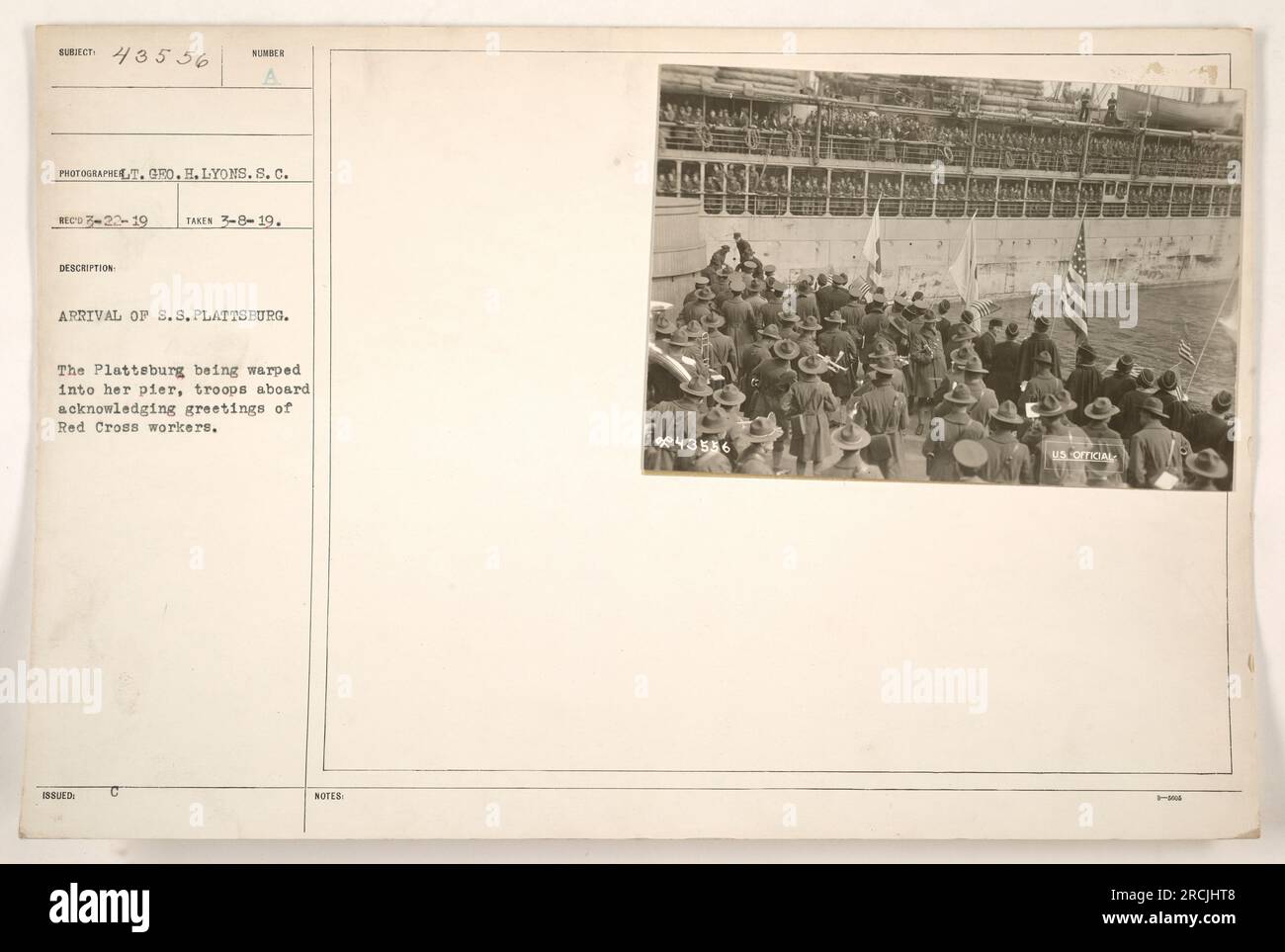 Das Bild zeigt das US-Militärschiff S.S. Plattsburg wird in den ausgewiesenen Pier geführt, während die Truppen an Bord die Grüße der Arbeiter des Roten Kreuzes anerkennen. Das Foto wurde am 8. Juli 1919 aufgenommen und ist Teil der Sammlung mit der Nummer 111-SC-43556. Stockfoto