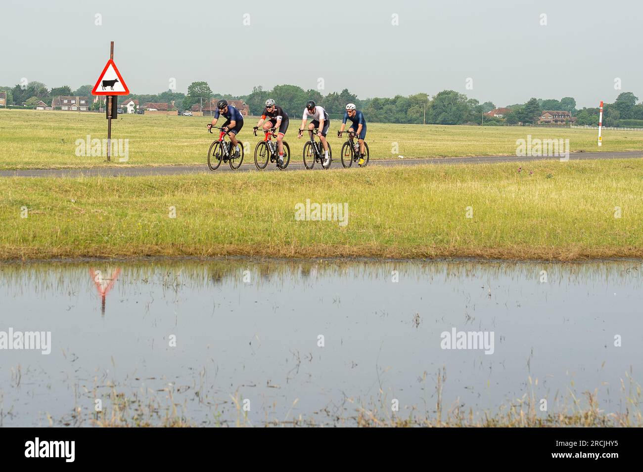 Dorney, Buckinghamshire, Großbritannien. 18. Juni 2023. Die Überschwemmungen auf Dorney Common werden immer schlimmer. Teile der Gärten der Bewohner in Colenorton Crescent, Eton Wick, die zurück in den Gemeinschaftsraum und Roundmoor Graben werden jetzt mit Wasser belegt. Das Wasser der Themse sagt, es sei nicht ihr Problem. Die Bewohner berichten von einem Geruch von Abwasser aus dem Wasser auf Dorney Common, besonders abends. Das Wasser der Themse darf aus den nahegelegenen Schlammkläranlagen in den Graben von Roundmoor eindringen, doch laut der Karte zur Überwachung der Ereignisdauer wurde es seit Januar dieses Jahres nicht mehr in den Graben eingeleitet Stockfoto