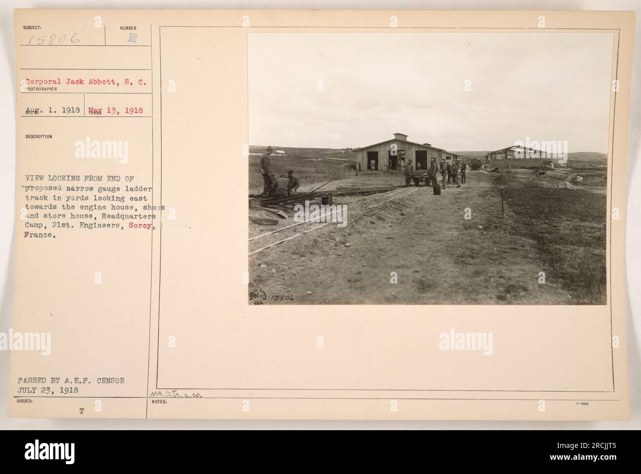 Corporal Jack Abbott, S.C., ist auf diesem Foto zu sehen, das 1918 vom Fotografen E.A.1 in Sorey, Frankreich, aufgenommen wurde. Das Bild zeigt eine Ansicht vom Ende einer vorgeschlagenen schmalspurigen Leiterbahn in den Werften aus in Richtung Osten in Richtung Motorenhaus, Geschäfte und Lager. Das war das Hauptquartier der 21. Ingenieure. Das Foto wurde am 23. Juli 1918 vom A.E.P. Zensor übergeben. Stockfoto