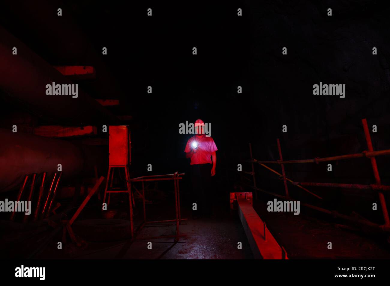 (230715) -- XICHANG, 15. Juli 2023 (Xinhua) -- Doktor Yang Litao wird bei der Entwässerung der zweiten Phase des China Jinping Underground Laboratory in der Provinz Sichuan im Südwesten Chinas gesehen, 4. Juli 2023. Der Berg Jinping befindet sich im Abflussbecken des Flusses Yalong, dem größten Nebenfluss des Flusses Jinsha, und hat die höchste Höhe von 4.410 Metern. Das China Jinping Underground Laboratory (CJPL) befindet sich in der Mitte des 17,5 Kilometer langen Jinping-Tunnels in der Provinz Sichuan im Südwesten Chinas. Das 2010 eingeweihte Labor ist eine unterirdische Forschungseinrichtung mit einer Felswand Stockfoto