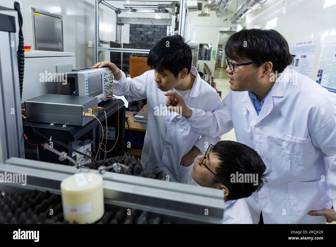 (230715) -- XICHANG, 15. Juli 2023 (Xinhua) -- Dr. Yang Litao (R) arbeitet mit den Forschern Liang Yifan (L) und Wang Yufeng am China Jinping Underground Laboratory in der Provinz Sichuan im Südwesten Chinas zusammen, 3. Juli 2023. Der Berg Jinping befindet sich im Abflussbecken des Flusses Yalong, dem größten Nebenfluss des Flusses Jinsha, und hat die höchste Höhe von 4.410 Metern. Das China Jinping Underground Laboratory (CJPL) befindet sich in der Mitte des 17,5 Kilometer langen Jinping-Tunnels in der Provinz Sichuan im Südwesten Chinas. Das 2010 eingeweihte Labor ist eine unterirdische Forschungseinrichtung wi Stockfoto