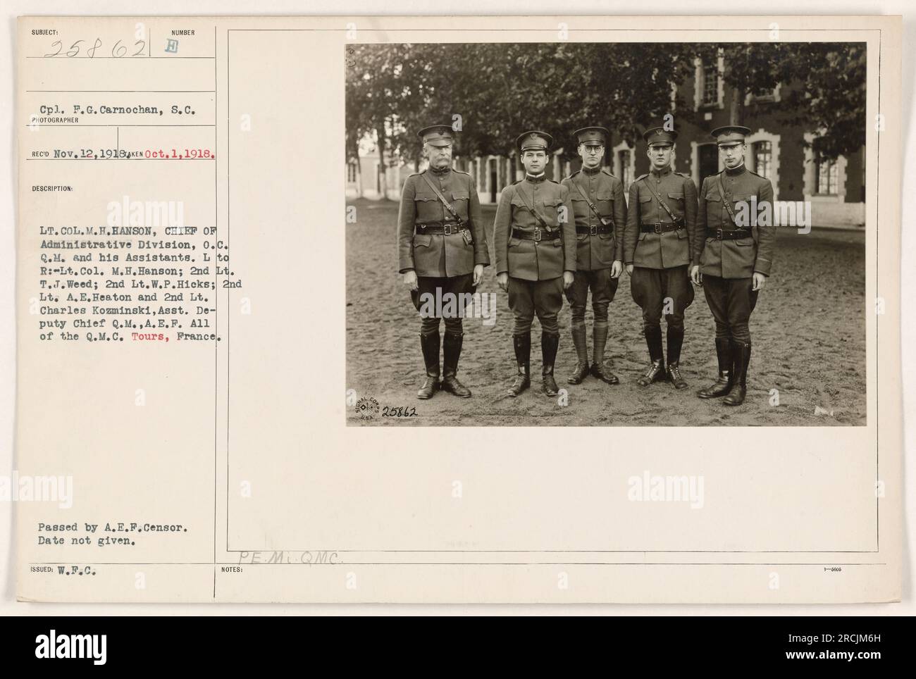 Offiziere der Verwaltungsabteilung in Tours, Frankreich während des 1. Weltkriegs, Oberstleutnant M.H. Hanson, Chef der Division, wird mit seinen Assistenten, 2. LT. T.J., abgebildet Unkraut, 2. LT. W.P. Hicks, 2. Leutnant A.E. Heaton und 2. LT. Charles Kozminski. Dieses Foto wurde am 12. November 1918 empfangen." Stockfoto