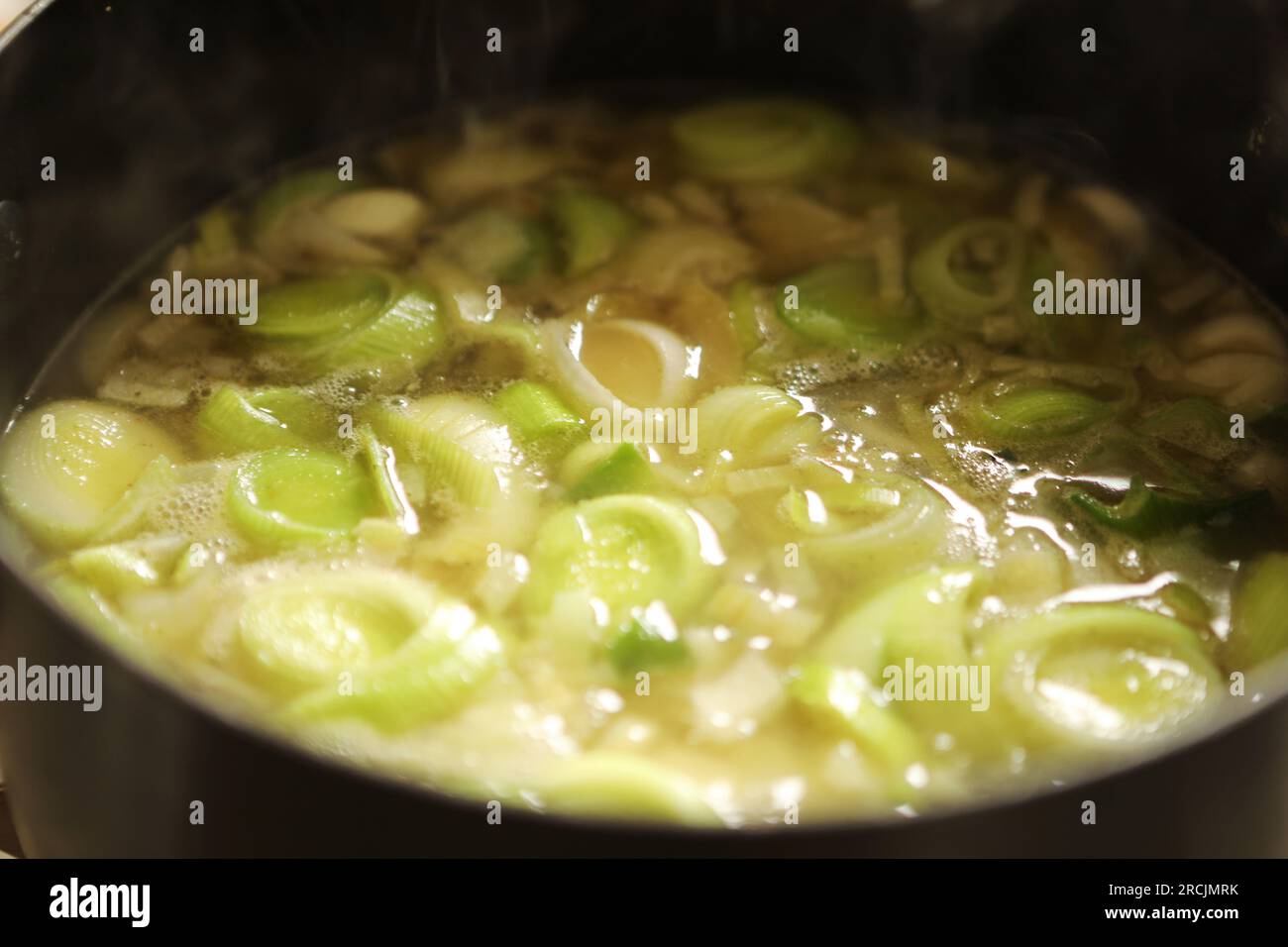 Leckage und Kartoffelsuppe in einer braunen Schale Stockfoto