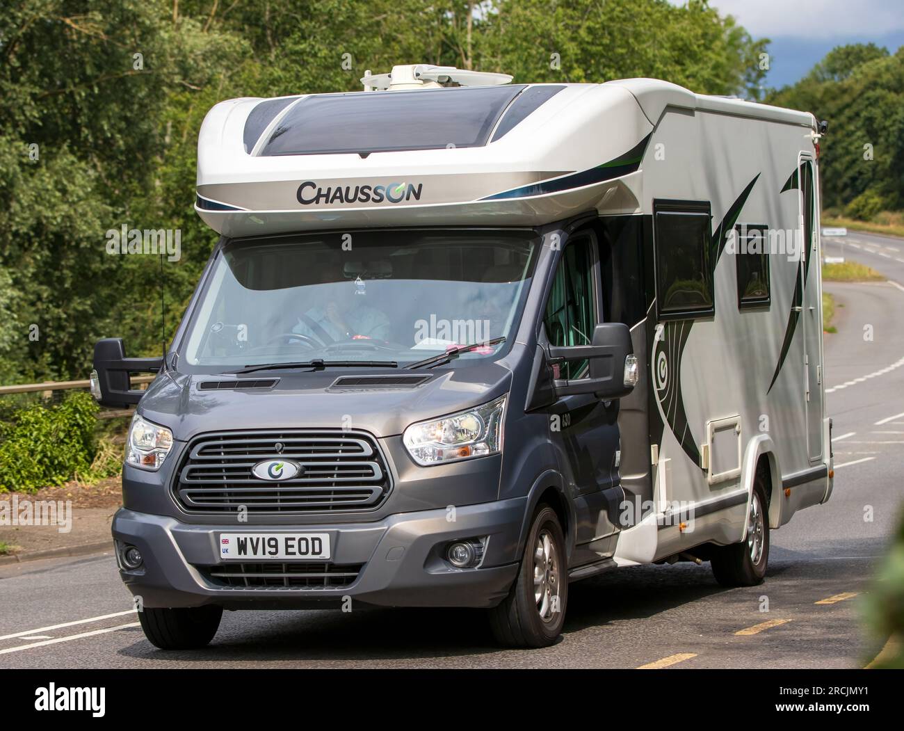 Milton Keynes, Großbritannien - Juli 13. 2023: 2019 FORD CHAUSSON BEGRÜSST 630 WOHNMOBIL, das auf einer englischen Straße fährt. Stockfoto