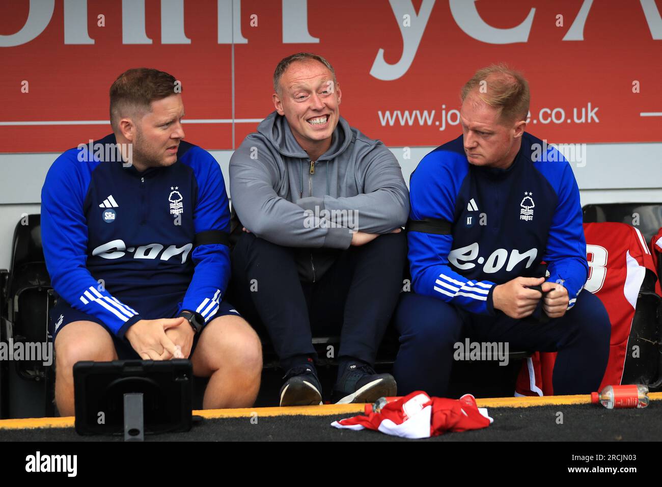 Nottingham Forest Manager Steve Cooper lächelt (Zentrum) mit seinem Assistenten Alan Tait (rechts) während eines freundlichen Vorsaison-Spiels in Meadow Lane, Nottingham. Bilddatum: Samstag, 15. Juli 2023. Stockfoto