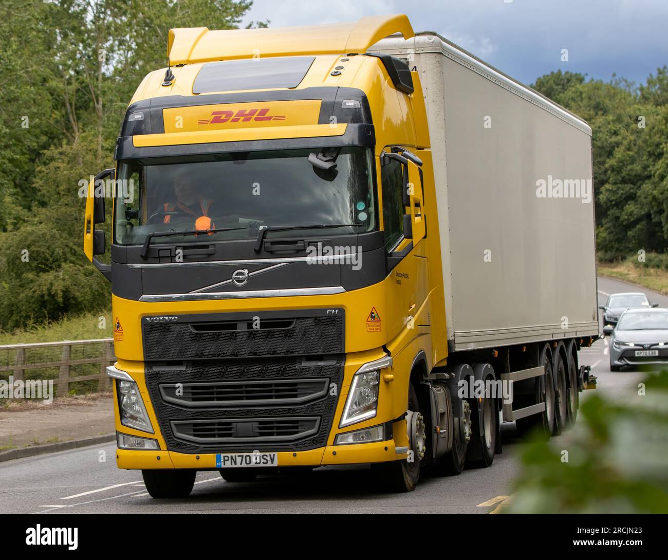 Milton Keynes, Großbritannien - Juli 13. 2023: 2020 Volvo DHL LKW fährt auf einer englischen Straße. Stockfoto
