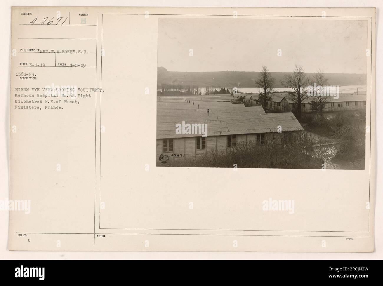 Luftaufnahme des Kerhoun Hospital Nr. 65, acht Kilometer nordöstlich von Brest, Frankreich. Das Foto wurde am 5. Januar 1919 vom Fotografen N. Soper aufgenommen. Die Vogelperspektive zeigt das Layout und die Perspektive des Krankenhauses nach Südwesten. Zu den Referenznummern gehören 48671, 1561-19 und Hinweise 49671. Stockfoto