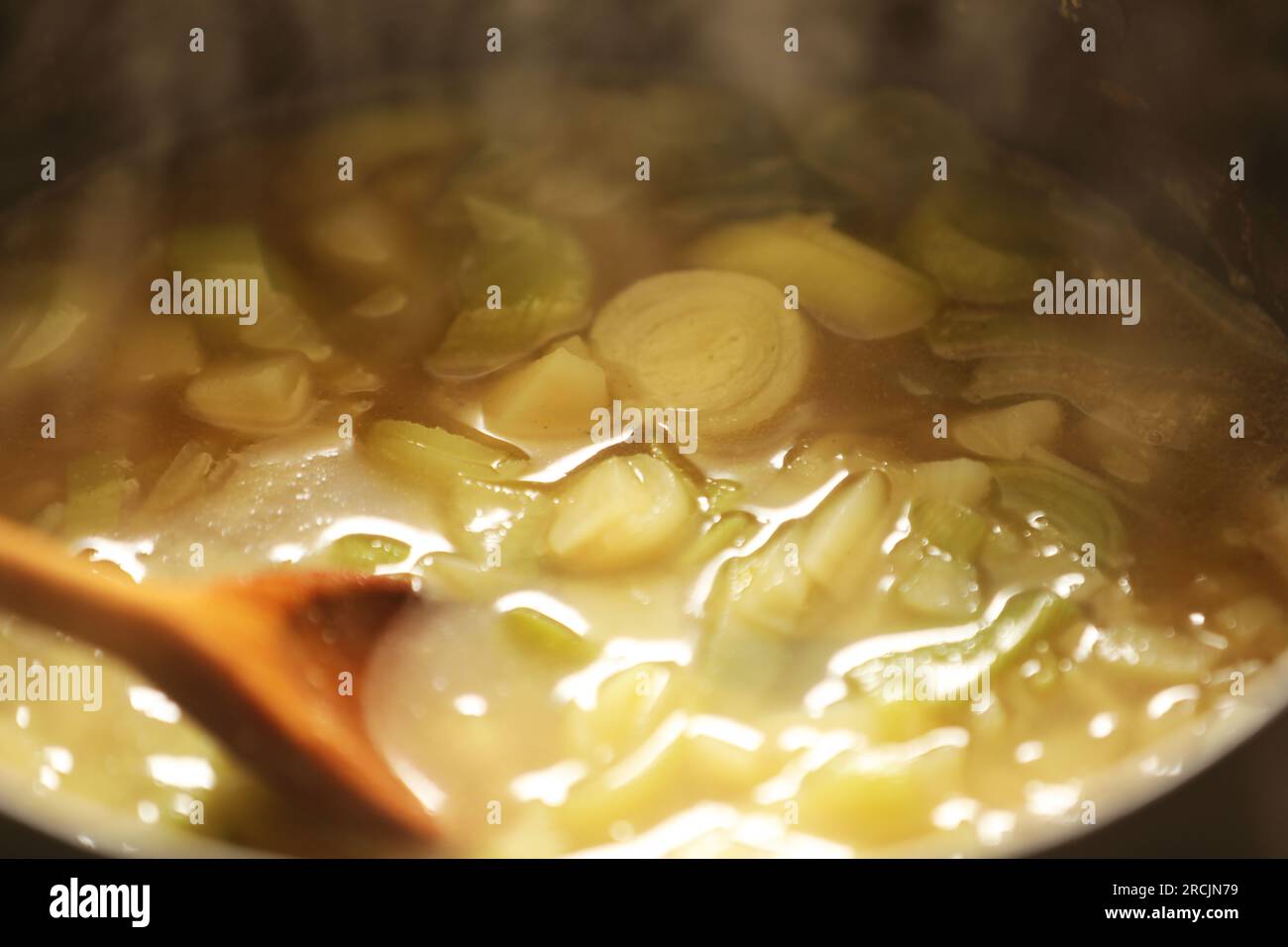 Leckage und Kartoffelsuppe in einer braunen Schale Stockfoto