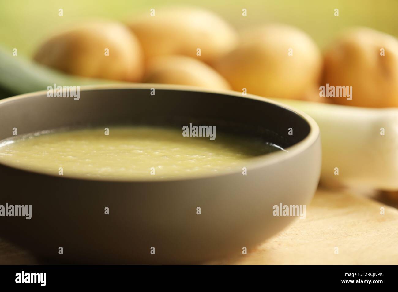 Leckage und Kartoffelsuppe in einer braunen Schale Stockfoto