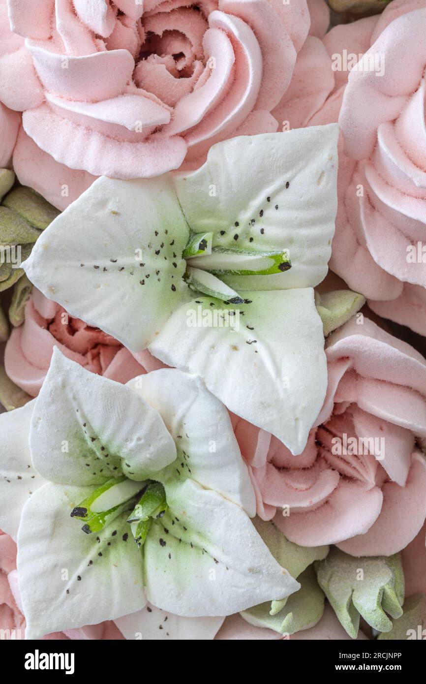 Zephyr-Blumenstrauß in einem Weidenkorb auf hellem Hintergrund Stockfoto