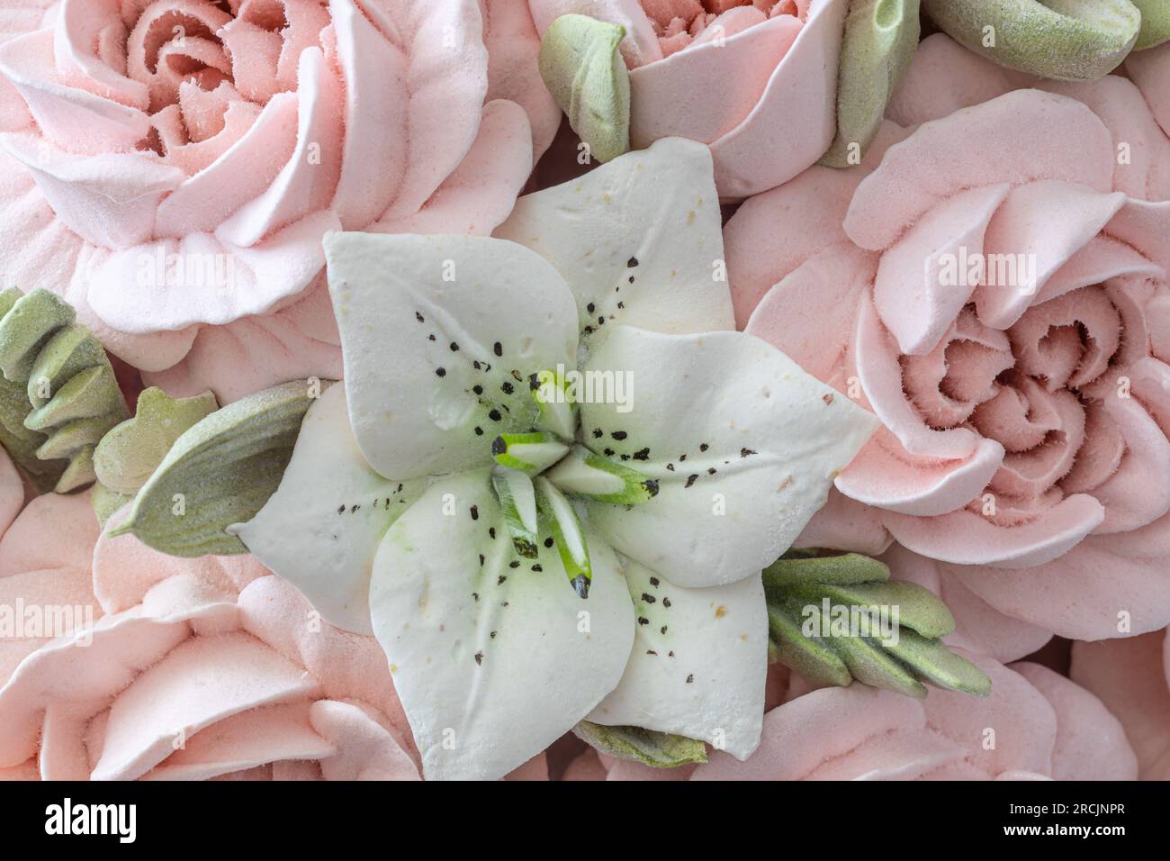 Zephyr-Blumenstrauß in einem Weidenkorb auf hellem Hintergrund Stockfoto