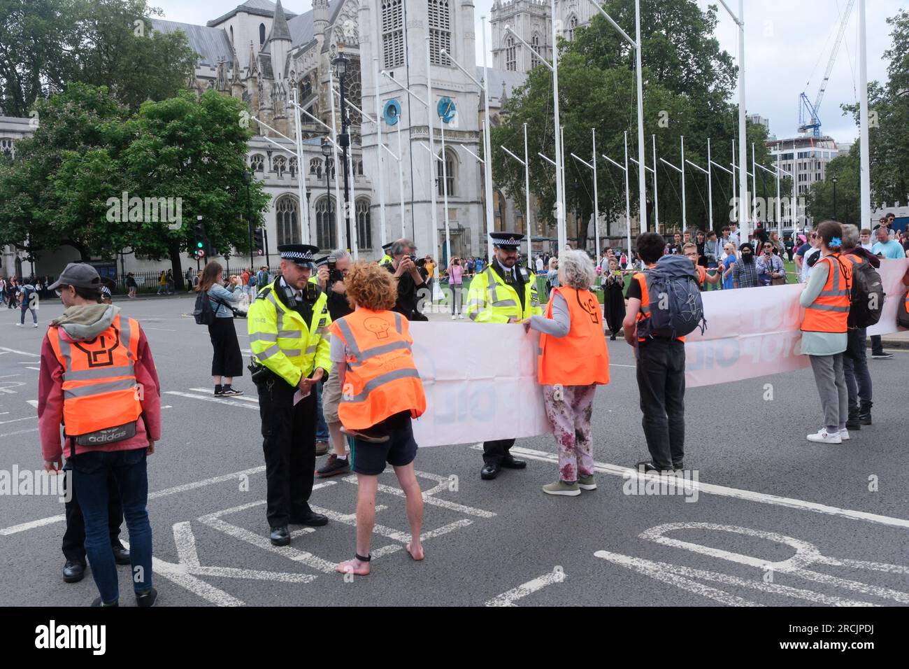 Parliament Square, London, Großbritannien. 15. Juli 2023 Mitglieder von Just Stop Oil protestieren auf dem Parliament Square. Kredit: Matthew Chattle/Alamy Live News Stockfoto