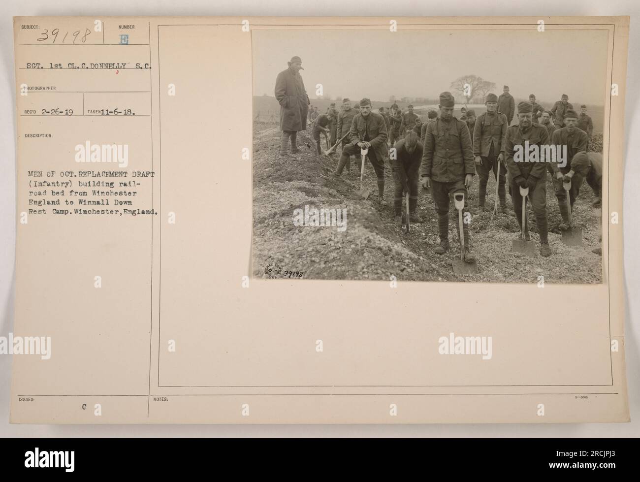 Soldaten vom Oktober-Ersatzentwurf (Infanterie), die ein Eisenbahnbett von Winchester, England, zum Winnall Down Rest Camp bauen. Das Foto, aufgenommen am 6. November 1918, wurde von 1. Class Corporal Donnelly, S.C. aufgenommen und erhielt die Identifikationsnummer 39198. Das Foto enthält zusätzliche Anmerkungen und wurde am 26. Februar 1919 empfangen. Stockfoto