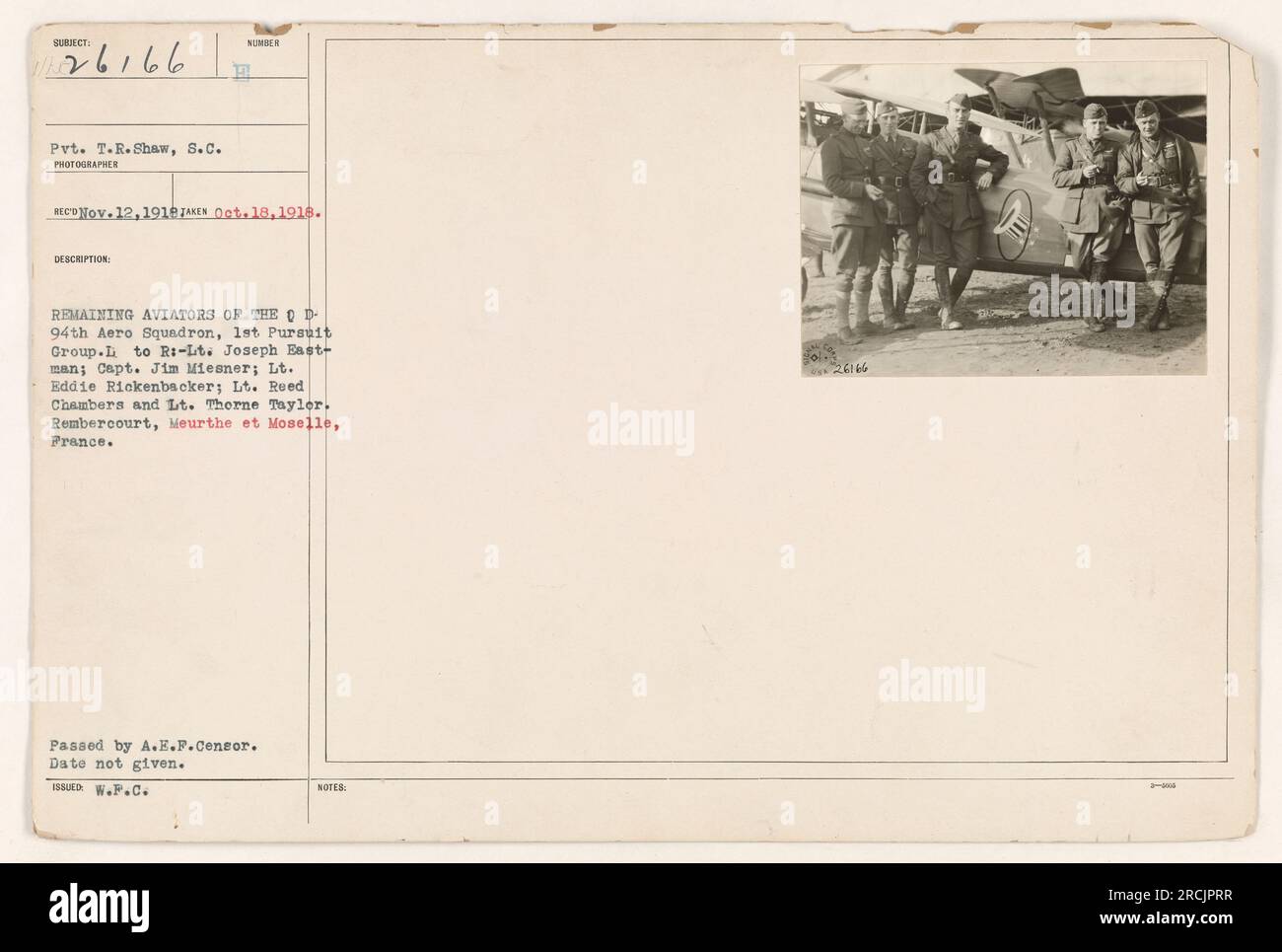 Pvt. T.R. Shaw vom Signal Corps des amerikanischen Militärs steht mit vier Piloten der D 94. Aero Squadron, 1. Pursuit Group. Die Piloten sind identifiziert als LT. Joseph Eastman, Captain Jim Miesner, LT. Eddie Rickenbacker, LT. Reed Chambers und LT. Thorne Taylor. Das Foto wurde in Rembercourt, Meurthe et Moselle, Frankreich aufgenommen. Das genaue Datum des Fotos ist unbekannt. Stockfoto