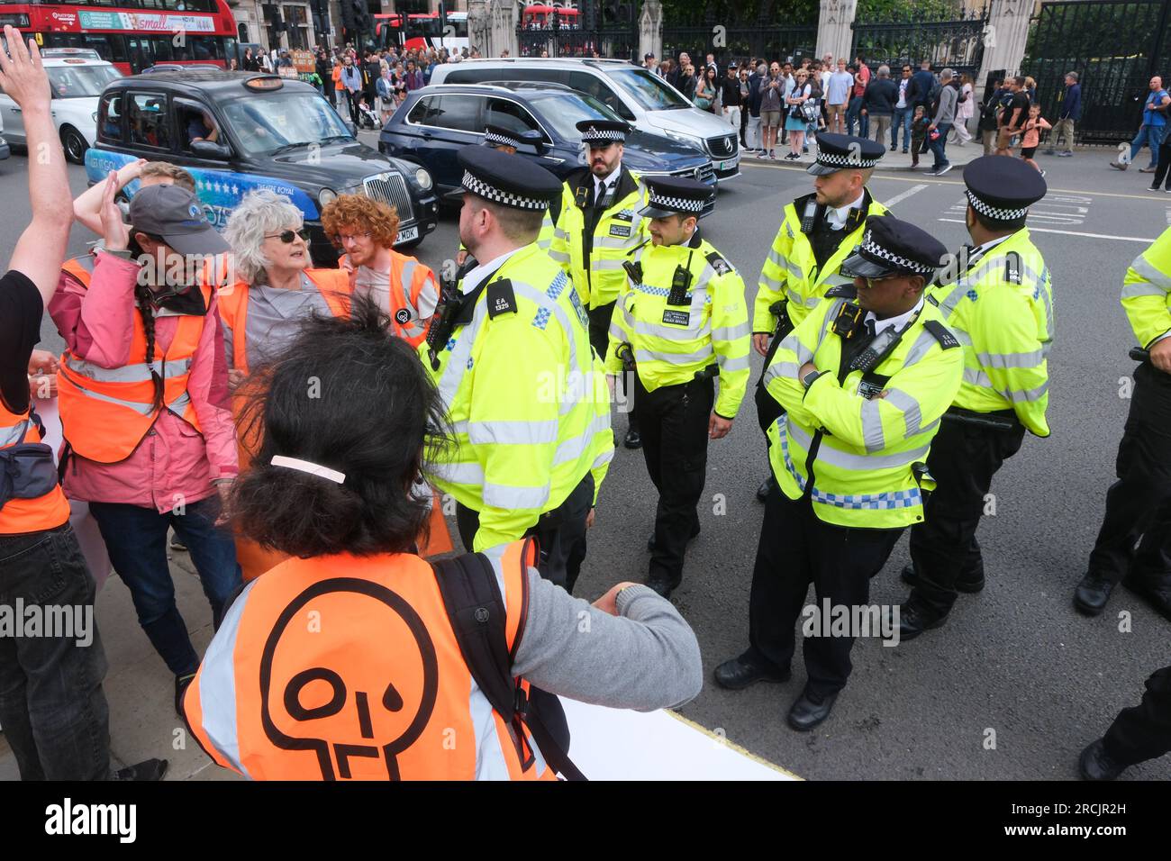 Parliament Square, London, Großbritannien. 15. Juli 2023 Mitglieder von Just Stop Oil protestieren auf dem Parliament Square. Kredit: Matthew Chattle/Alamy Live News Stockfoto