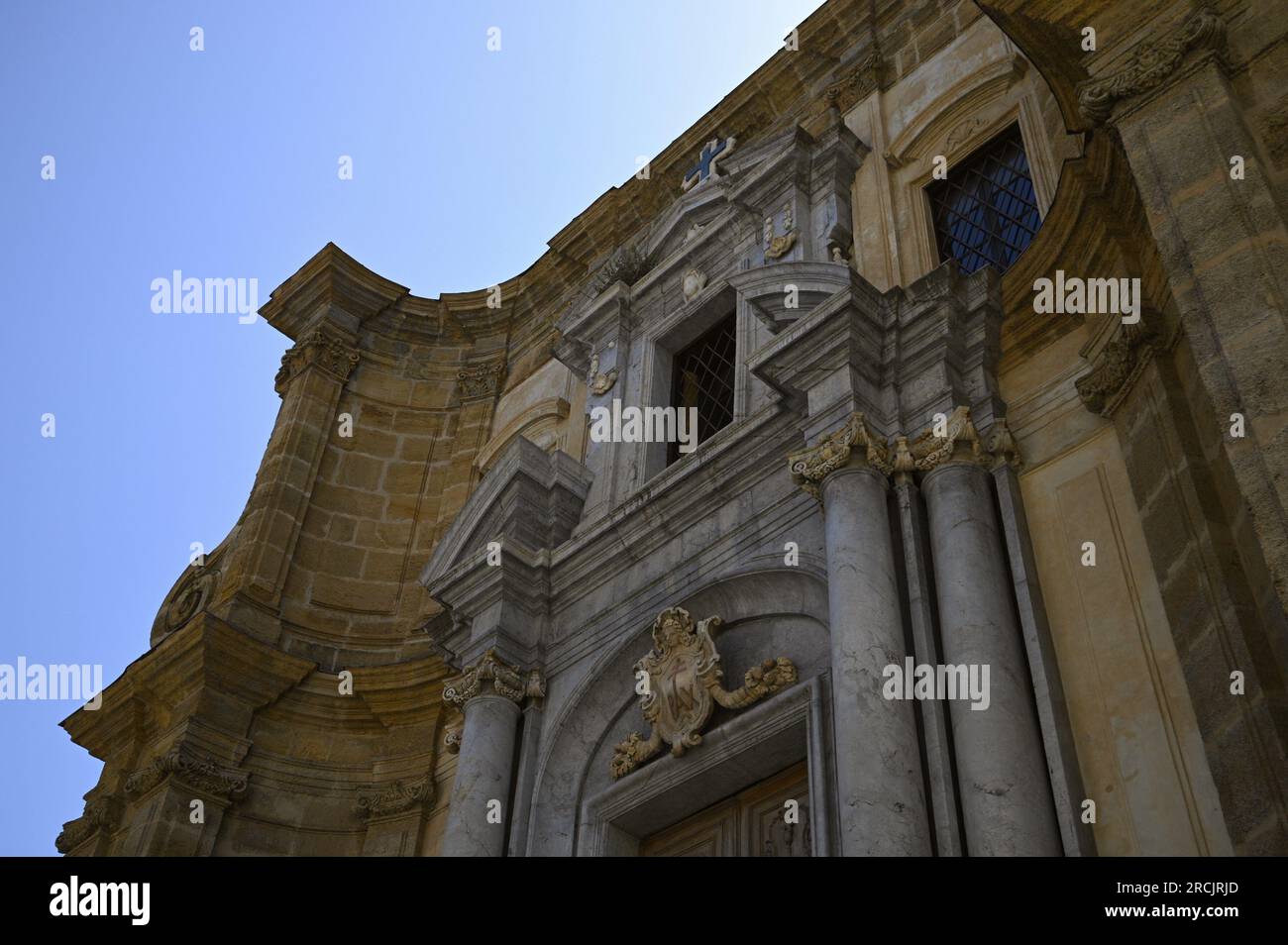 Blick auf die barocke, byzantinische und normannische Chiesa di Santa Maria dell'Ammiraglio oder Martorana im historischen Zentrum von Palermo in Sizilien, Italien Stockfoto