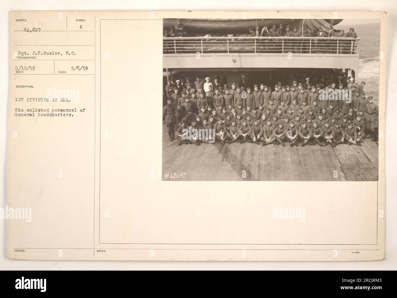 Eingetragenes Personal des Hauptquartiers, Sergeant J.P. Musler und Fotograf 8. C., an Bord der 1. Division auf See. Vom 19. September 1919. RECO description: Symbol A. Foto aufgenommen am 6. September 1919. Die Hinweise geben die Identifikationsnummer 962697 an. Stockfoto