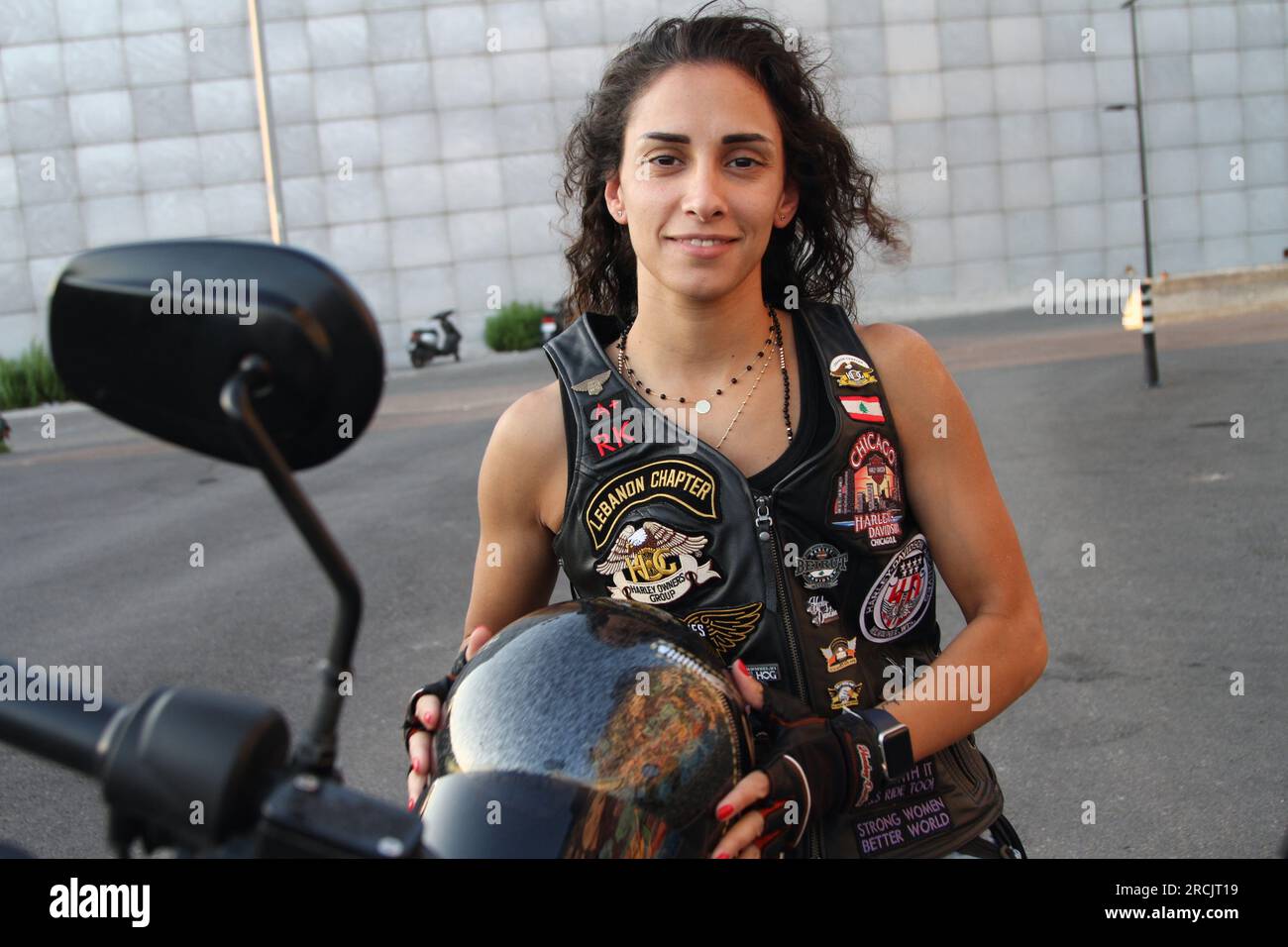 Eine Frau, die die Harley Davidson fährt, die hinten im Libanon liegt. Stockfoto