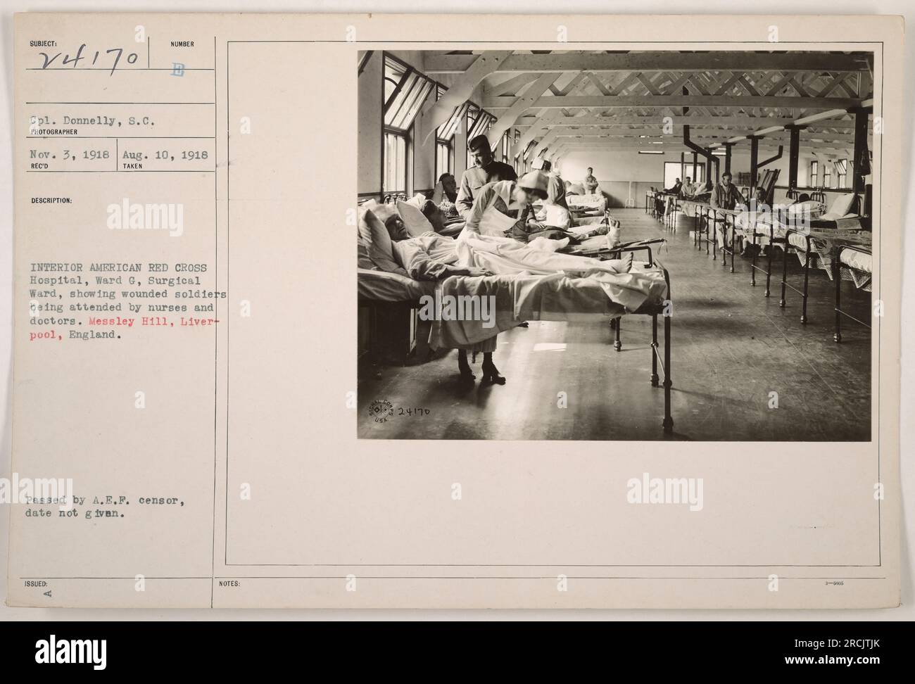 Verwundete Soldaten werden von Krankenschwestern und Ärzten in Station G des American Red Cross Hospital in Liverpool, England betreut. Das Foto wurde am 10. August 1918 aufgenommen. Sie wurde vom A.E.F.-Zensor genehmigt und erhielt die Referenznummer 111-SC-24170. Stockfoto