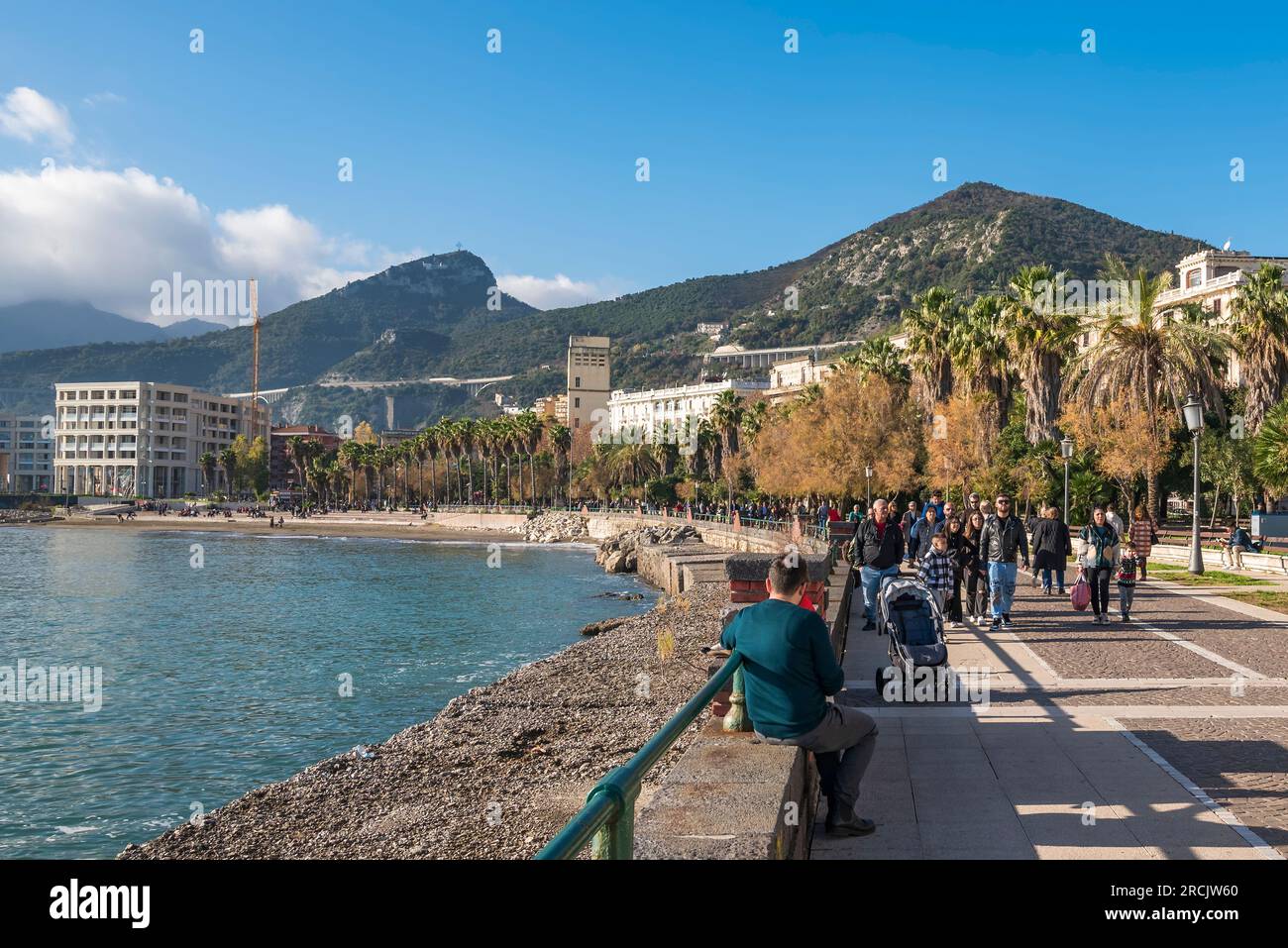 Salerno, Italien - 25. Dezember 2022: Touristen und Einheimische bei einem Spaziergang entlang des Lungomare Triest Stockfoto