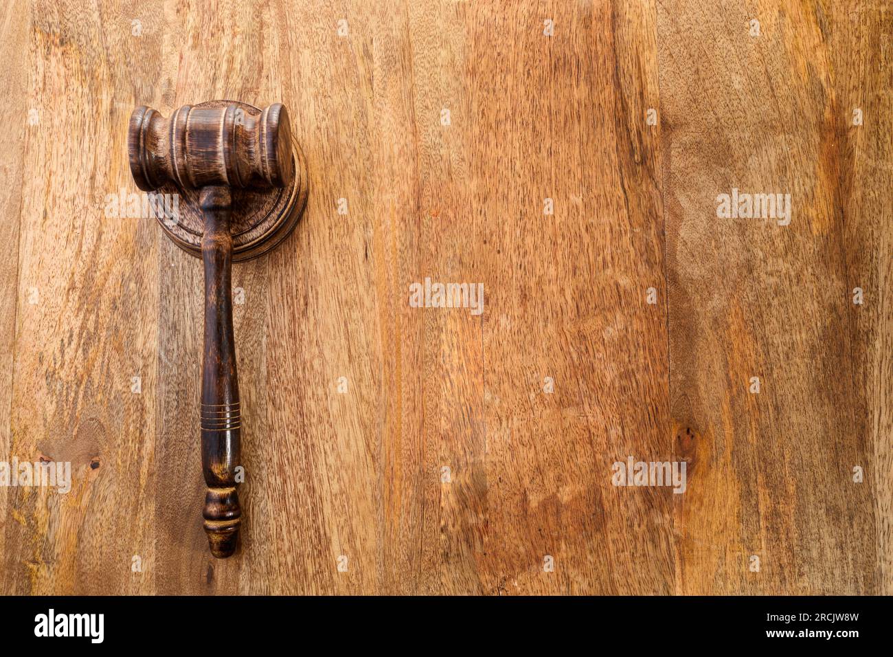 Richtergavel auf Holzhintergrund, Draufsicht. Rechtskonzept Stockfoto