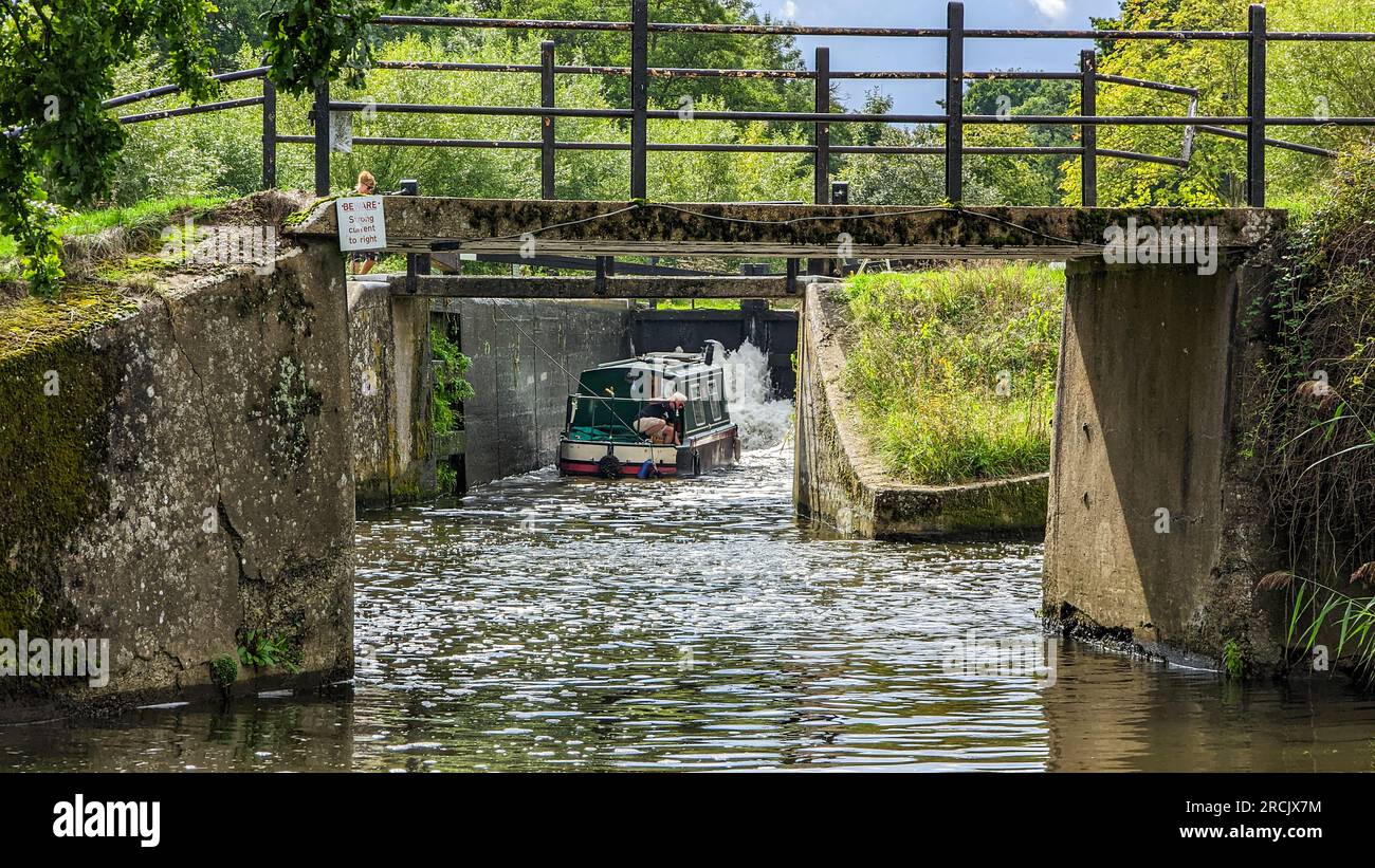 Wey Navigation und Basingstoke Canal die gesamte Route sperrt Kanalboote Radweg Stockfoto