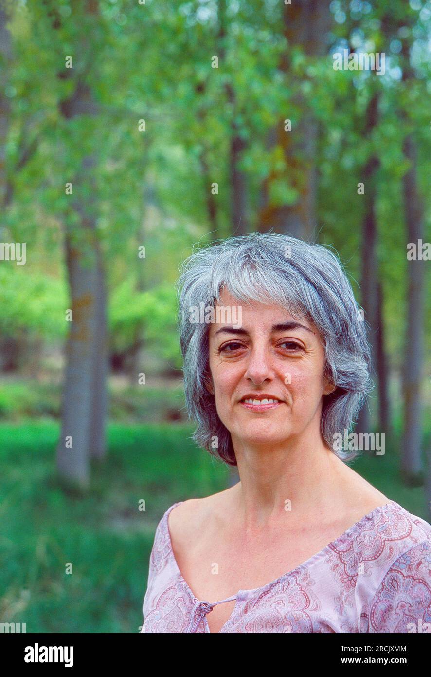 Portrait von reife Frau im Wald. Stockfoto