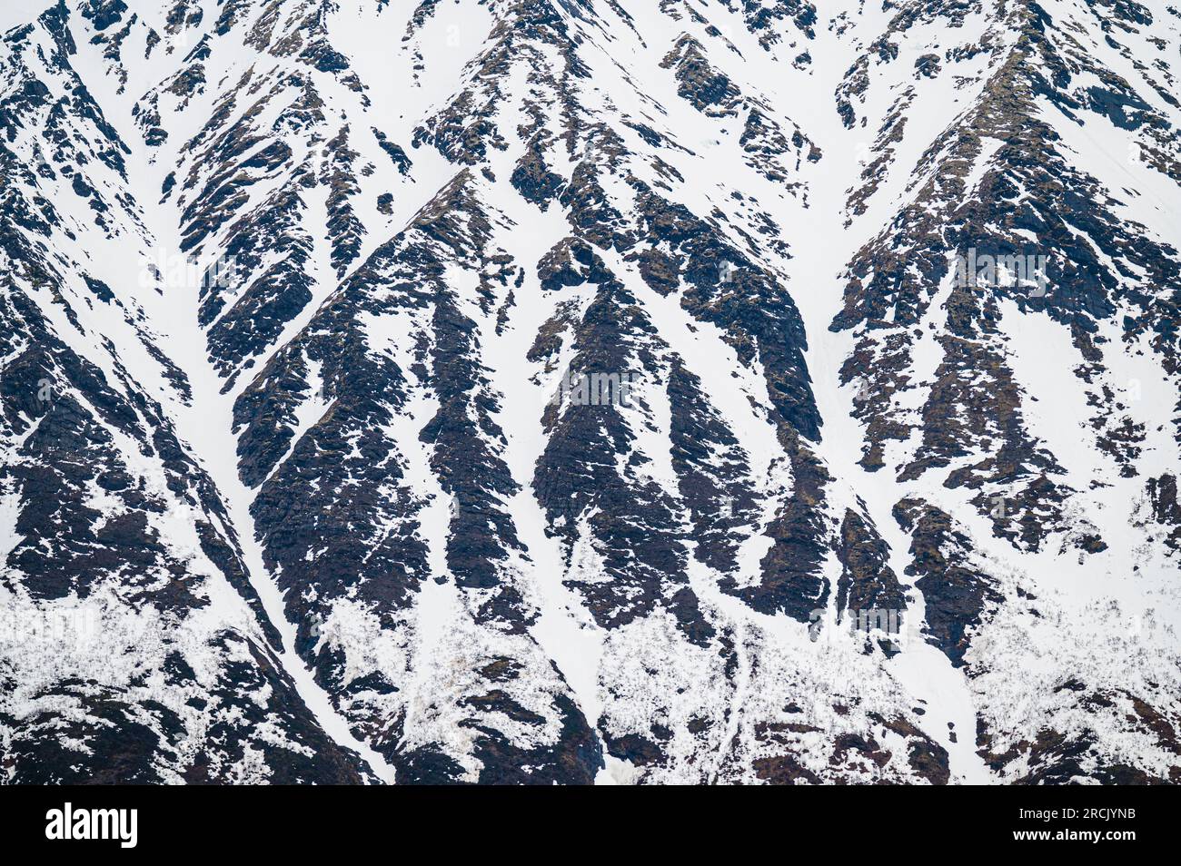 Schneemuster auf einer steilen Bergklippe in Nordnorwegen Stockfoto