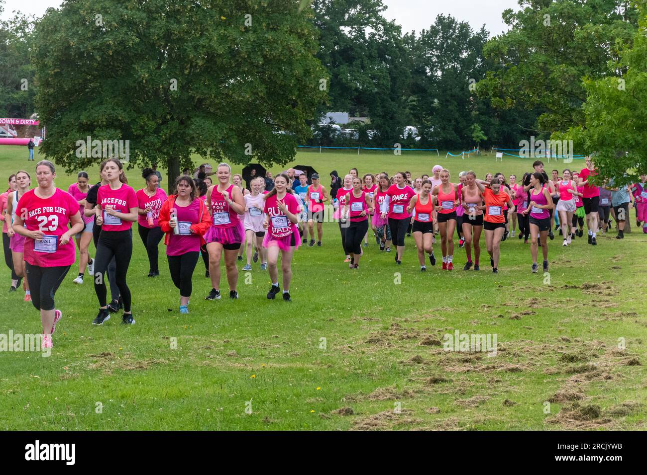 15. Juli 2023. Das Reading Pretty Muddy Race for Life fand am Wochenende in Prospect Park, Reading, Berkshire, England, statt. Mit Hindernisrennen für Kinder und Erwachsene. Die Wohltätigkeitsveranstaltung sammelt Geld für Cancer Research UK. Stockfoto