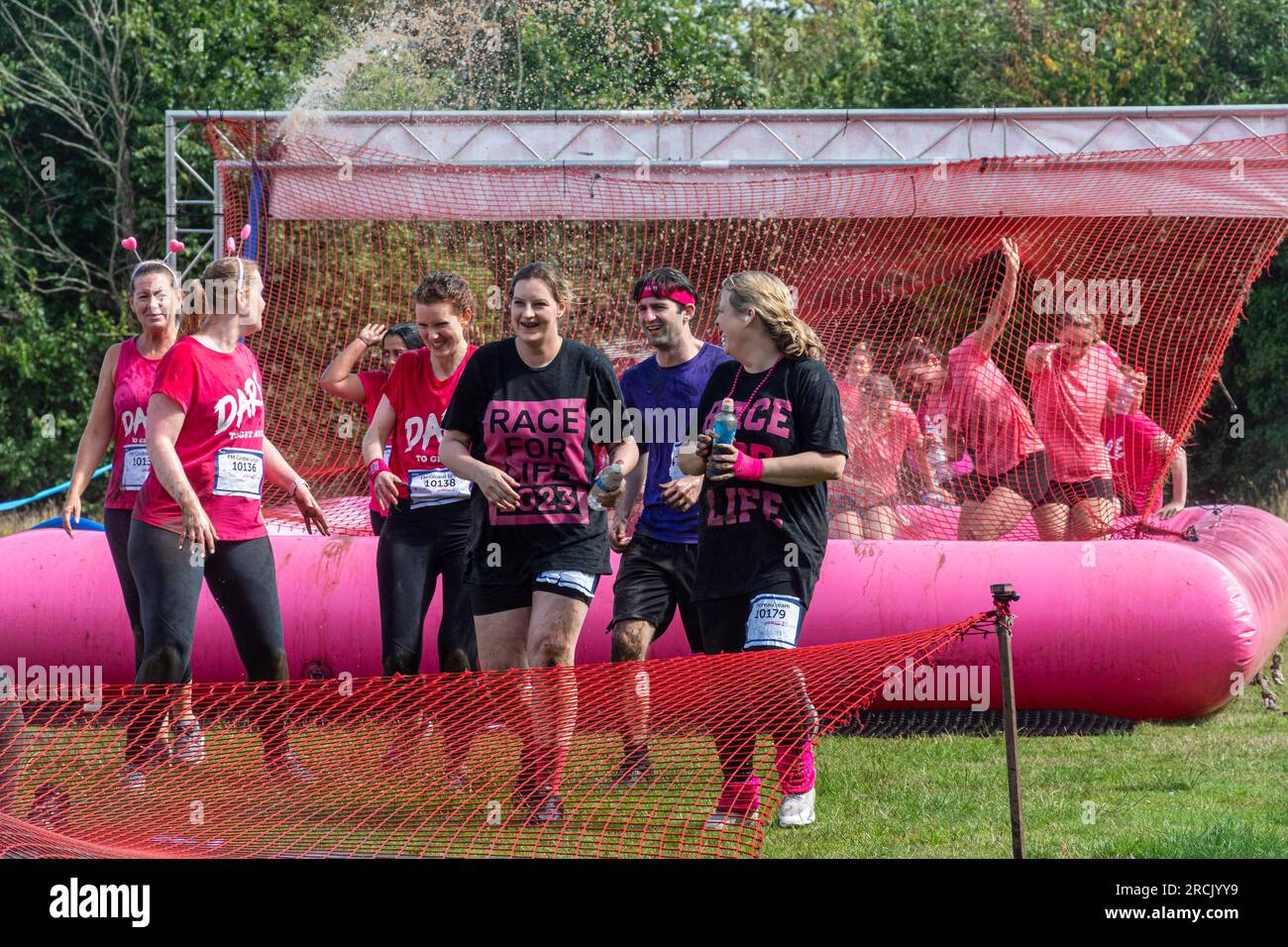 15. Juli 2023. Das Reading Pretty Muddy Race for Life fand am Wochenende in Prospect Park, Reading, Berkshire, England, statt. Mit Hindernisrennen für Kinder und Erwachsene. Die Wohltätigkeitsveranstaltung sammelt Geld für Cancer Research UK. Stockfoto