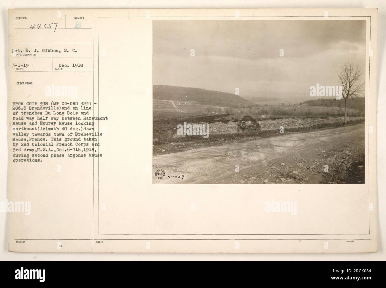 Gefreiter E. J. Gibbon vom Signalkorps wurde am 1918. Dezember fotografiert. Das Bild zeigt einen Blick auf die Gegend zwischen Haraumont Meuse und Ecurey Meuse in Frankreich. Das Bild wurde nordöstlich in Richtung der Stadt Breheville Mause aufgenommen. Dieses Gebiet wurde vom 2. Kolonialkorps und der 3. Armee, USA, während der zweiten Phase der Argonne Mause Operation vom 6. Bis 7. Oktober 1918 erfasst. Hinweis: Die Lichtbildkennzeichnung ist 081 44057. Stockfoto