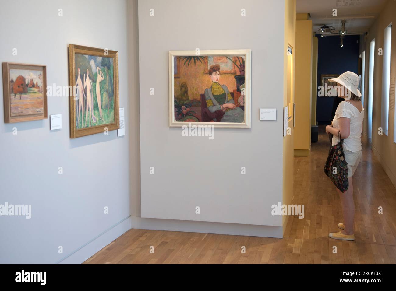 Museum der Kunstgalerie Pont-Aven, auch bekannt als Musée des Beaux Arts de Pont-Aven. Touristen besuchen das Museum mit einer großen Sammlung von Gemälden aus der Pont-Aven Schule. Das große Gemälde einer Frau, die sich hinsetzt, ist das Portrait de Madame Champsaur von Claude-Emile Schuffenecker. Pont Aven, Bretagne, Frankreich 6. Juli 2023. 2020er Jahre HOMER SYKES Stockfoto