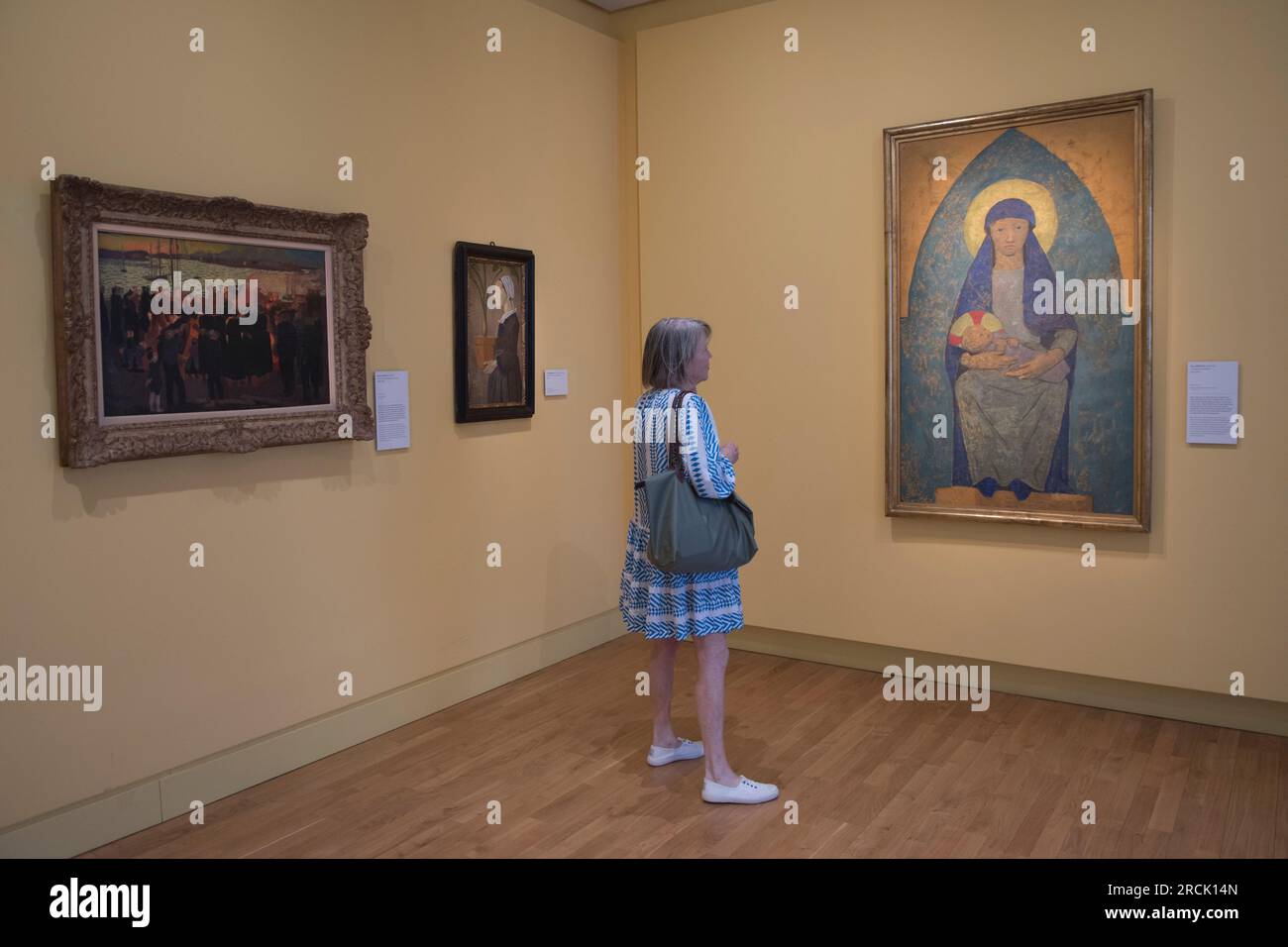 Kunstgalerie, Musée des Beaux Arts de Pont-Aven, auch bekannt als Museum of Pont-Aven. Touristen besuchen das Museum mit einer großen Sammlung von Gemälden aus der Pont-Aven Schule. Gemälde L-R) Feux de la Saint-Jean à Loctudy von Denis Maurice, Jeune Bretonne au Pot d'arum von Paul Serusier. Frau, die La Vierge a l'enfant bewundert, Schmerzen 1914 von Paul Serusier. Pont Aven, Bretagne, Frankreich 6. Juli 2023. 2020er Jahre HOMER SYKES Stockfoto