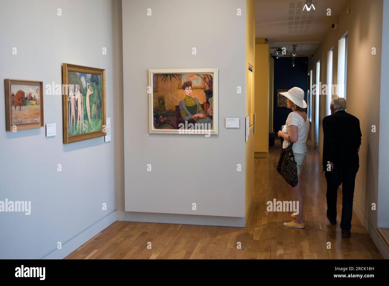 Museum der Kunstgalerie Pont-Aven, auch bekannt als Musée des Beaux Arts de Pont-Aven. Touristen besuchen das Museum mit einer großen Sammlung von Gemälden aus der Pont-Aven Schule. Das große Gemälde der Frau ist Portrait de Madame Champsaur von Claude-Emile Schuffenecker. (Mitte) Pont Aven, Bretagne, Frankreich 6. Juli 2023. 2020er Jahre HOMER SYKES Stockfoto