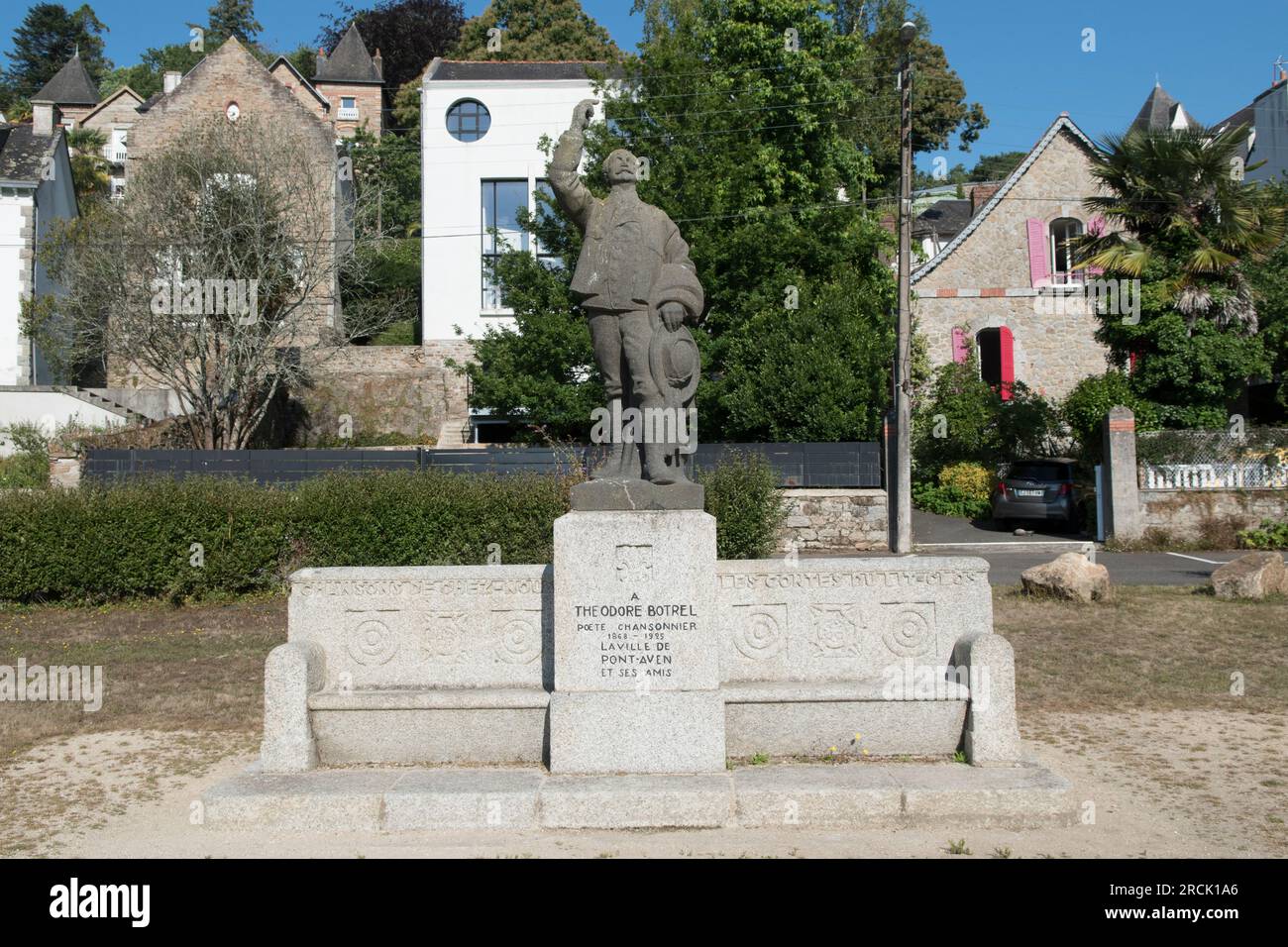 Theodore Botrel Statue Pont Aven, Bretagne, Frankreich 6. Juli 2023. Jean-Baptiste-Théodore-Marie Botrel (14. September 1868 – 28. Juli 1925) war französischer Sänger, Songwriter, Dichter und Dramatiker. Er ist am besten bekannt für seine beliebten Lieder über seine einheimische Bretagne, von denen der berühmteste La Paimpolaise ist. 2020s HOMER SYKES Stockfoto